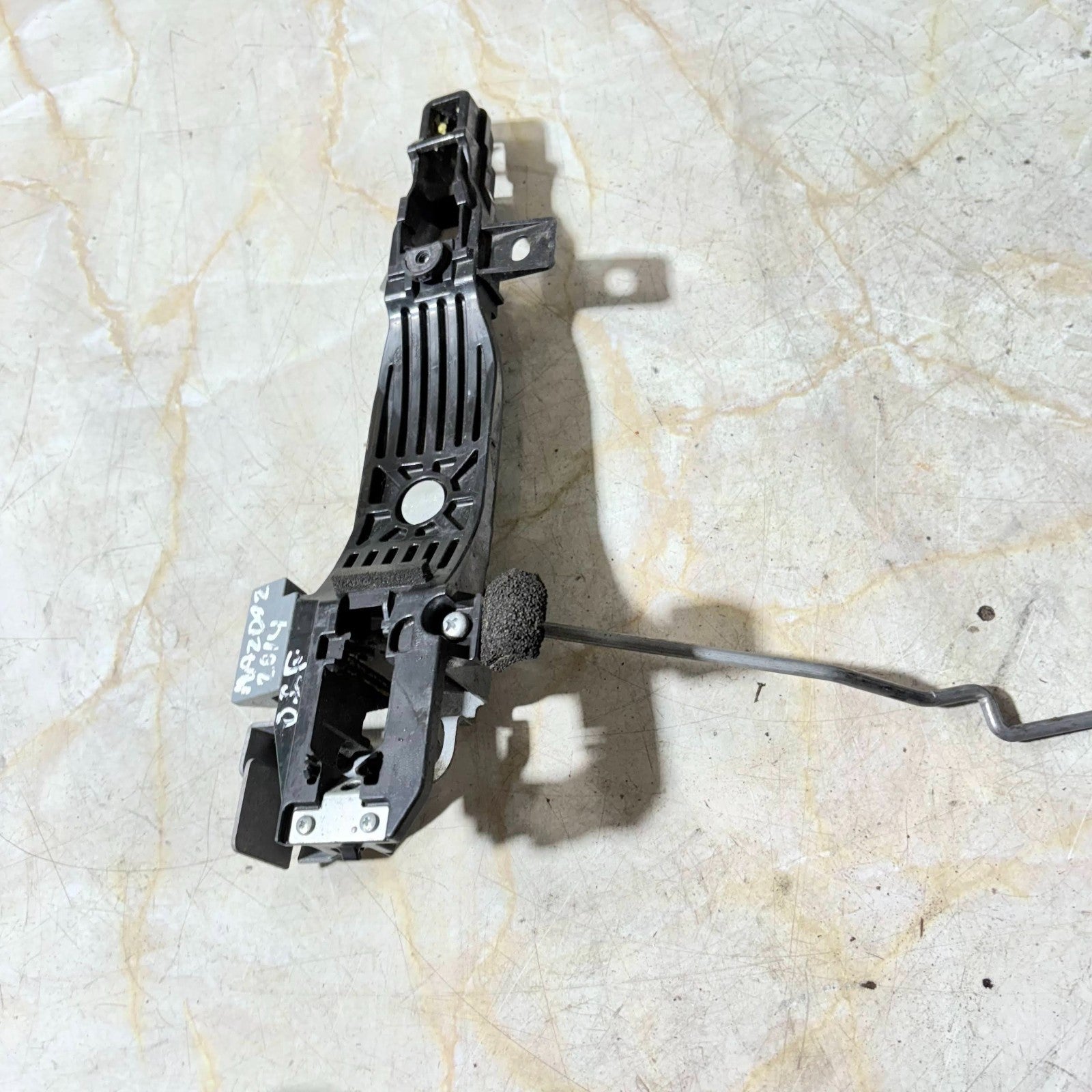 MAZDA 2 2014 DRIVER SIDE FRONT EXTERIOR HANDLE INNER BRACKET