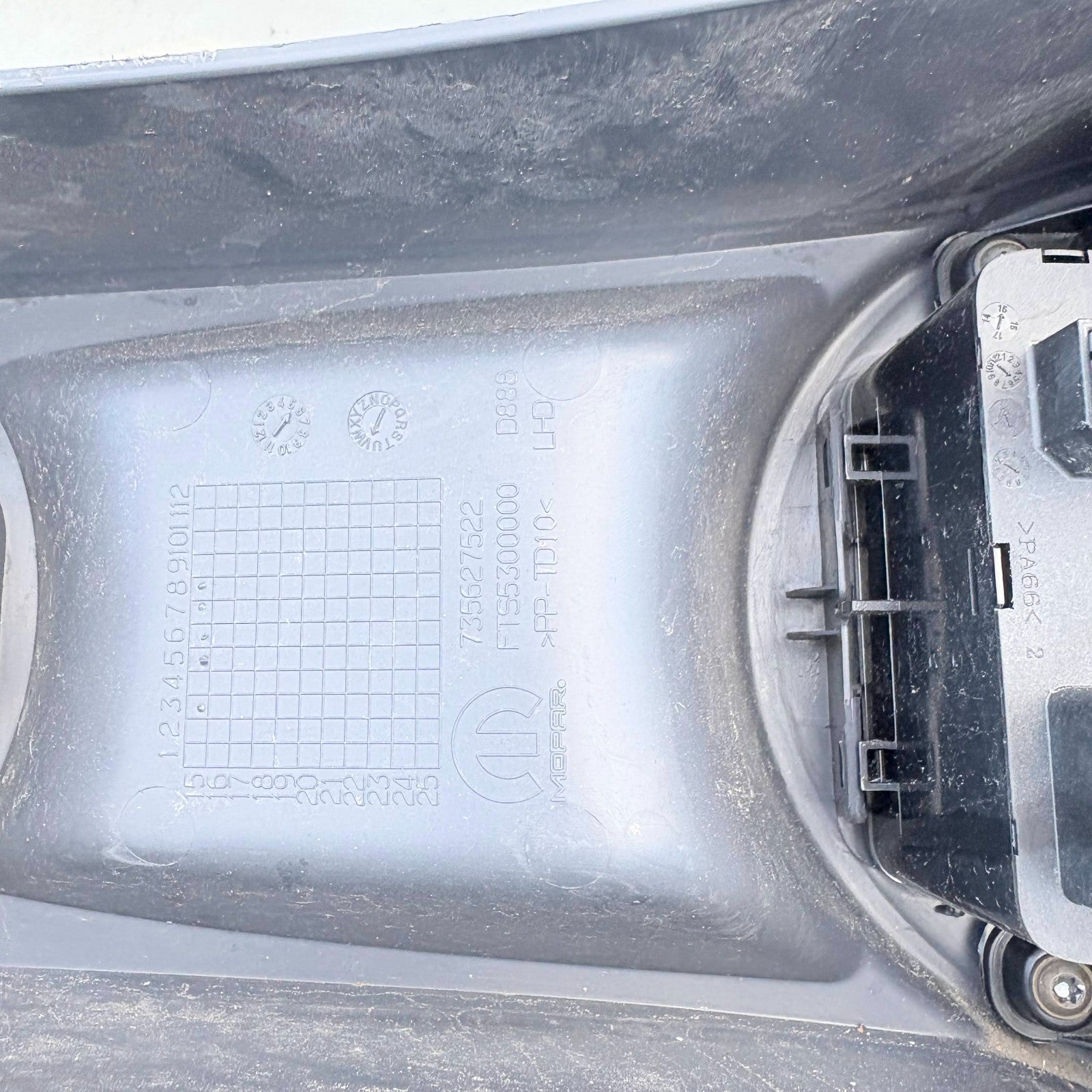 Fiat 500 500C 2015-2019 Centre Tunnel Console Cup Holder USB Black 735627523