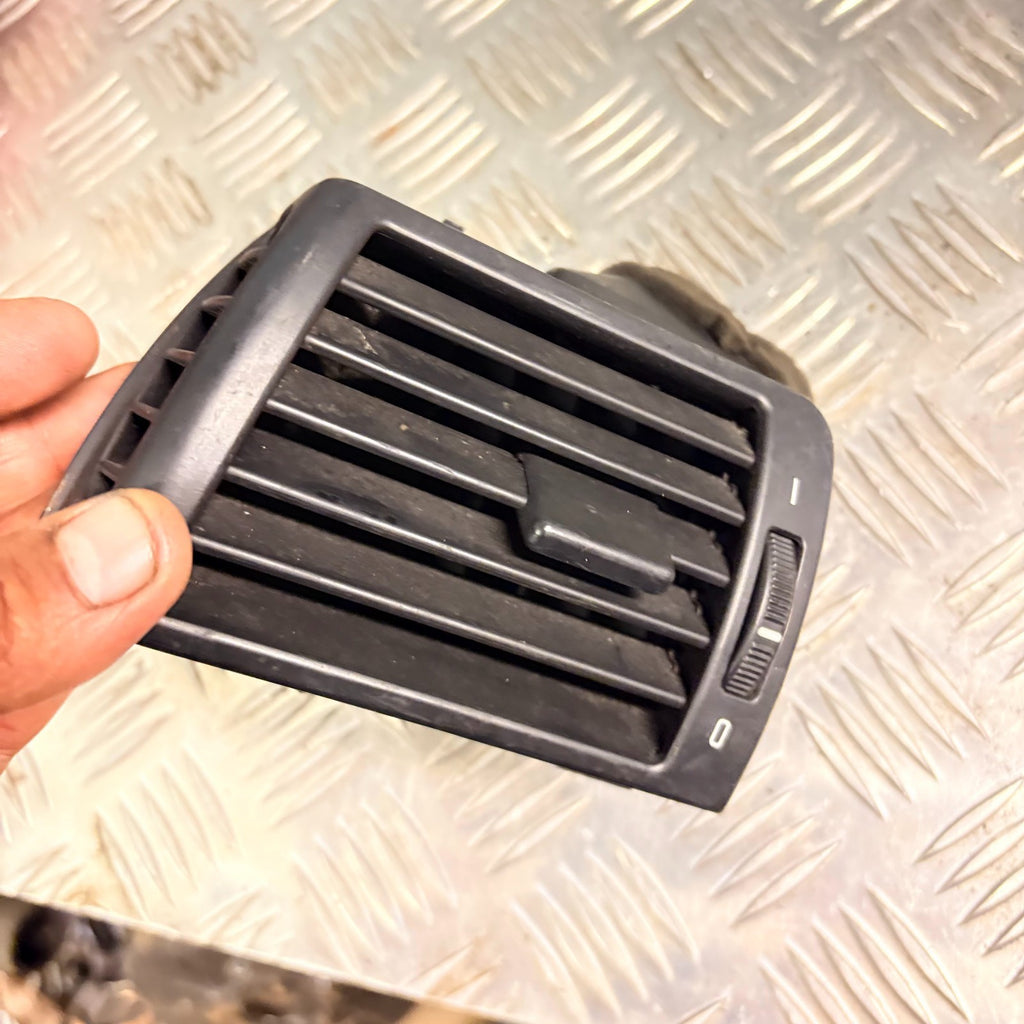 BMW E46 3 SERIES 318i PASSENGER FRONT LEFT DASHBOARD AIR VENT 8361897