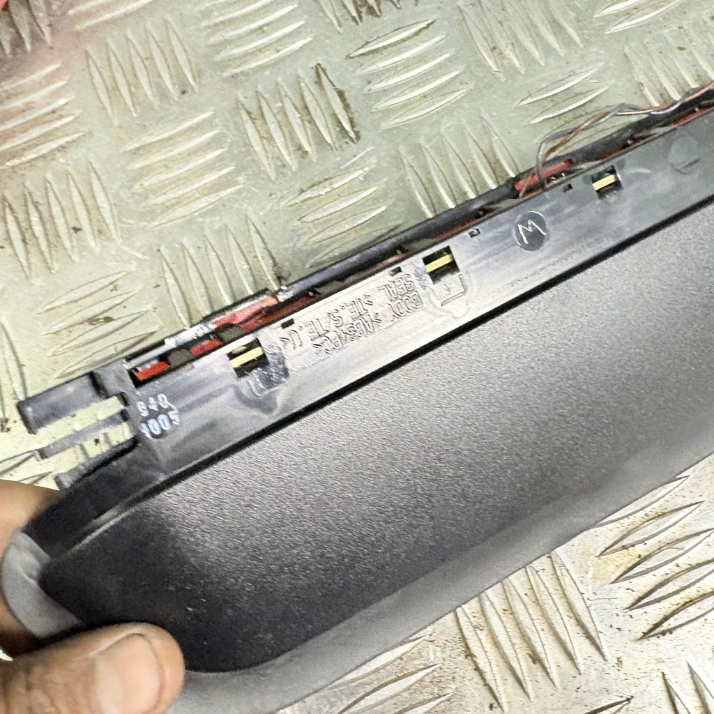 BMW 318 M sport 2010 REAR THIRD BRAKE STOP LIGHT A046811