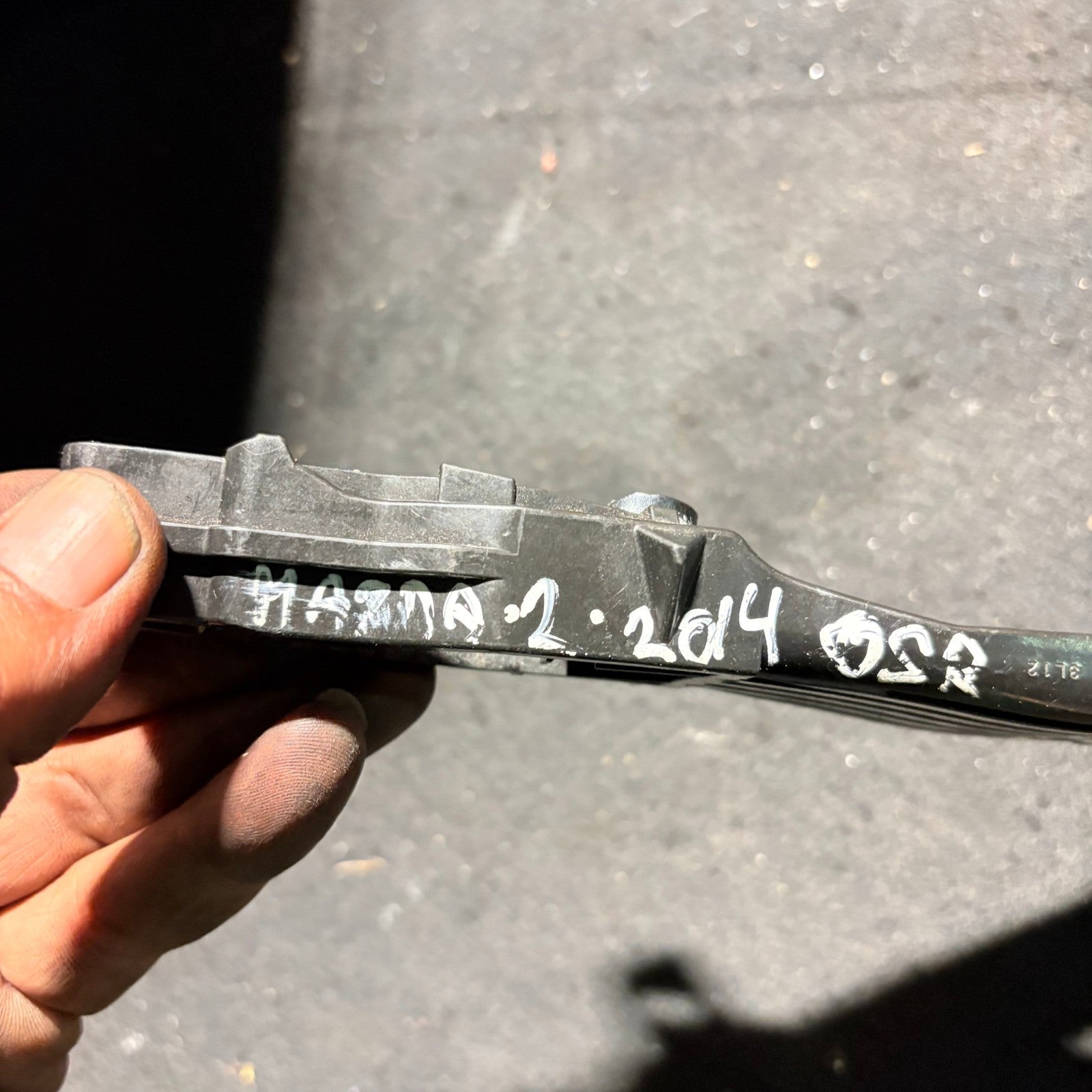 MAZDA 2 2014 DRIVER SIDE REAR EXTERIOR HANDLE INNER BRACKET R8375