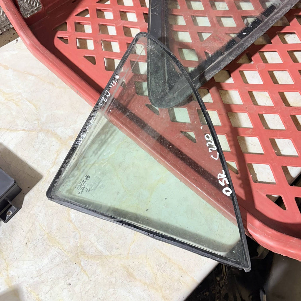 MERCEDES BENZ W203 C CLASS SALOON REAR WINDOW QUARTER GLASS OSR SIDE 43R-001193