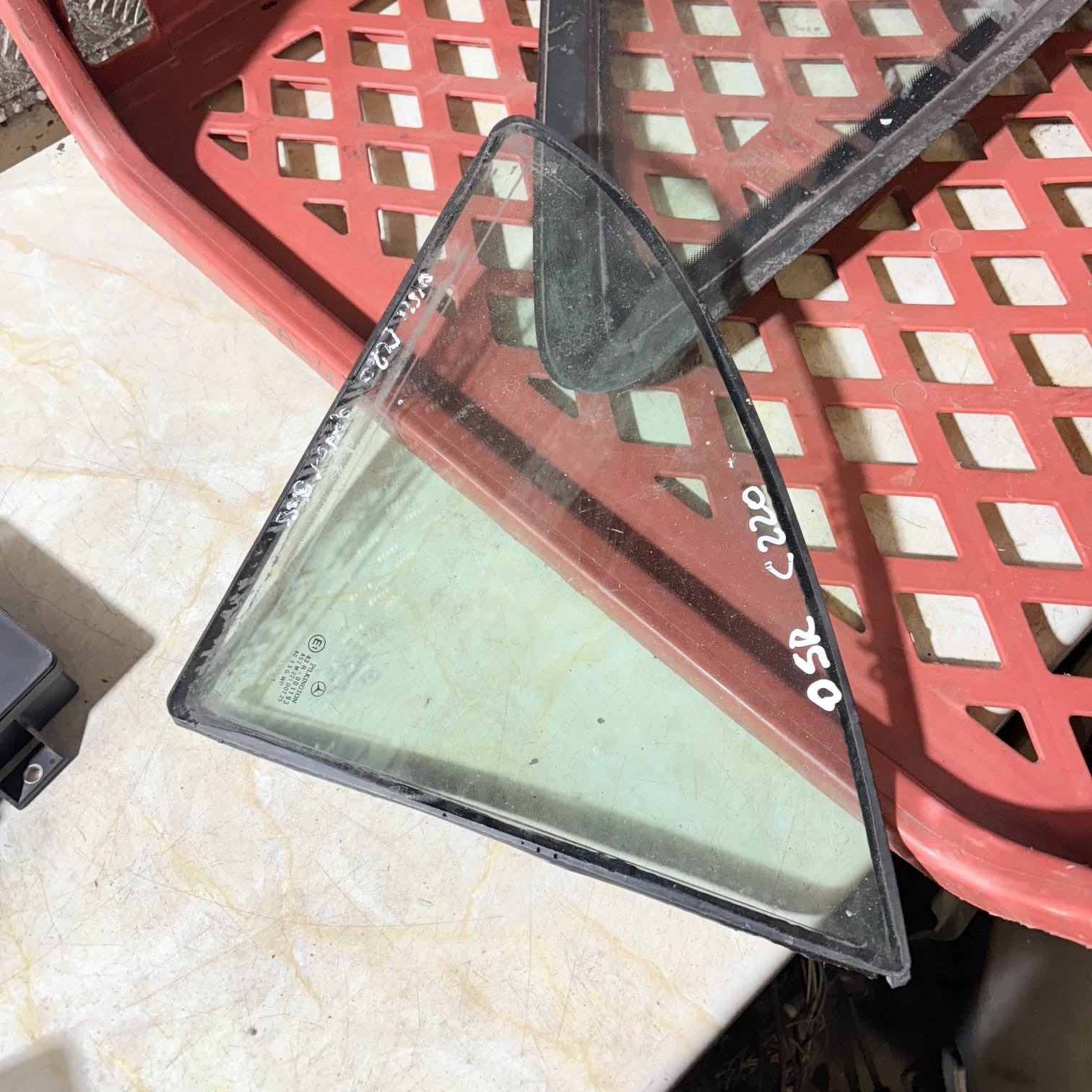MERCEDES BENZ W203 C CLASS SALOON REAR WINDOW QUARTER GLASS OSR SIDE 43R-001193