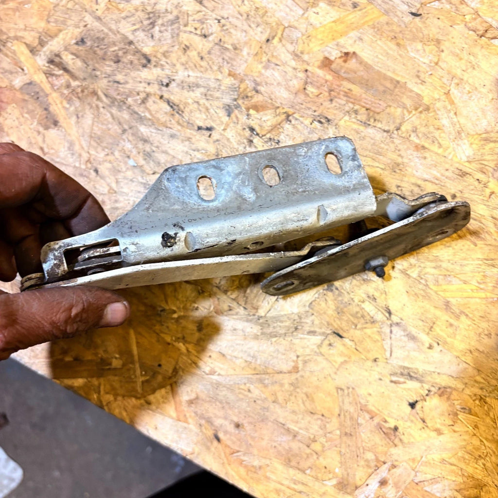 NISSAN 1998-2006 FRONT BONNET HINGE