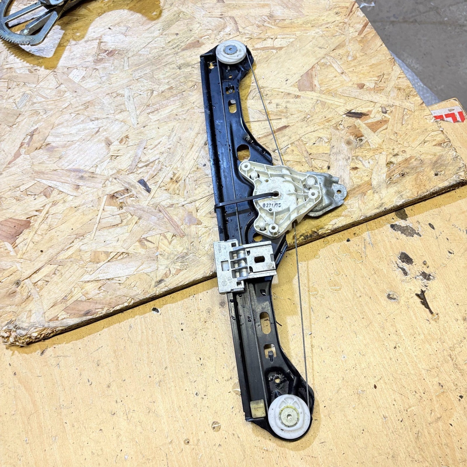 MERCEDES C CLASS 2003 OFFSIDE DRIVER SIDE REAR WINDOW MOTOR REGULATOR