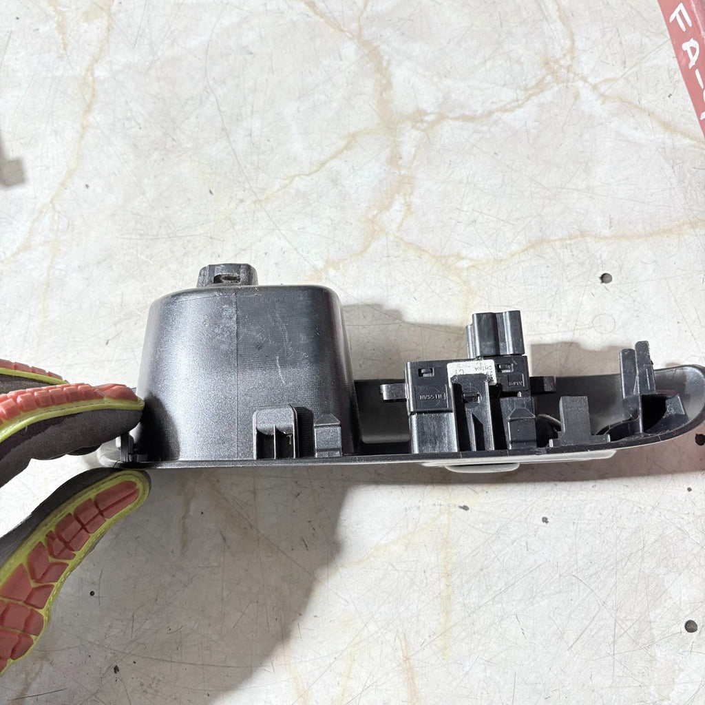 Nissan Juke F15 2010–2014 Front Right Driver Side Window Switch 82961-1KA2A