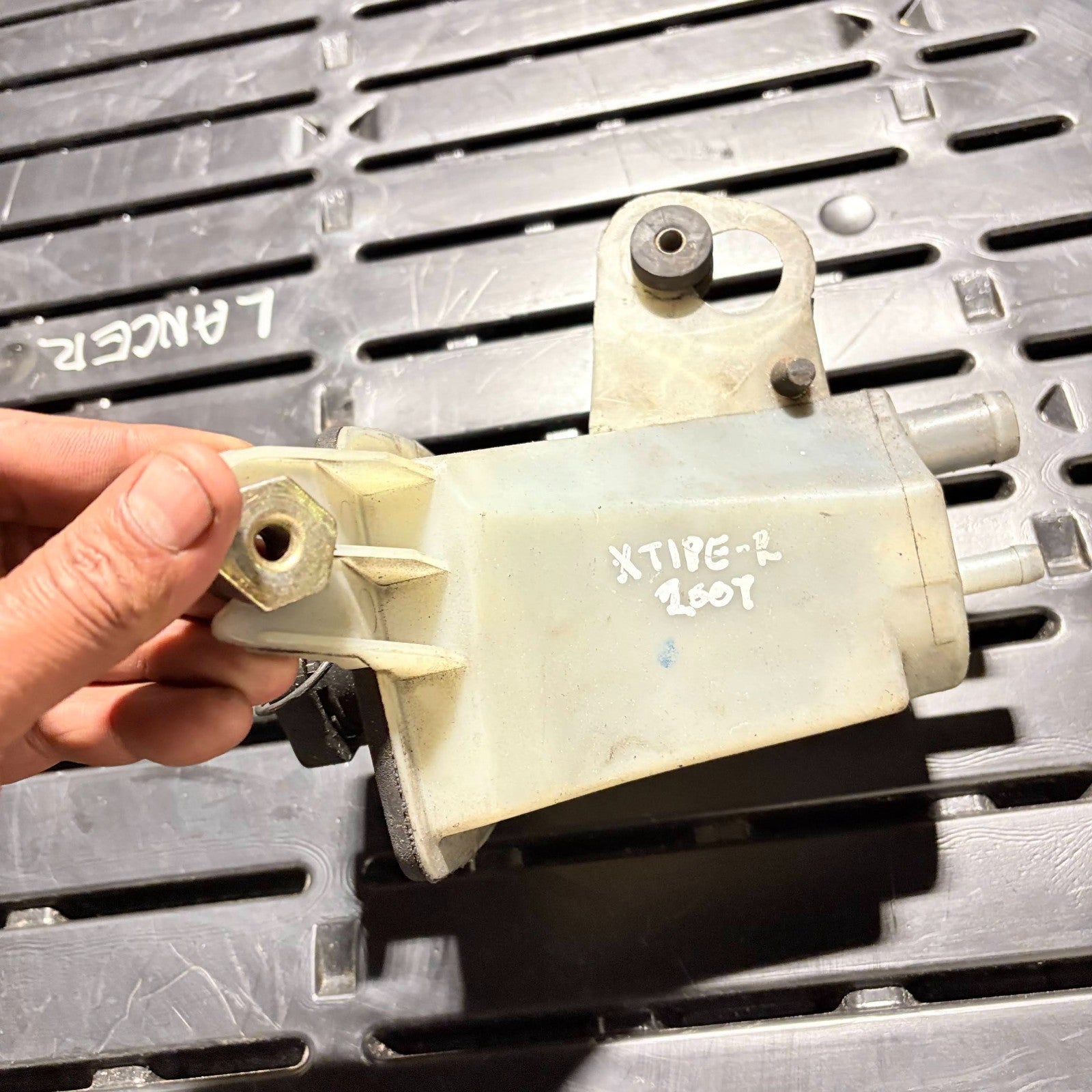 JAGUAR X TYPE 2001-2009 POWER STEERING FLUID RESERVOIR BOTTLE XW43-3R700-AC