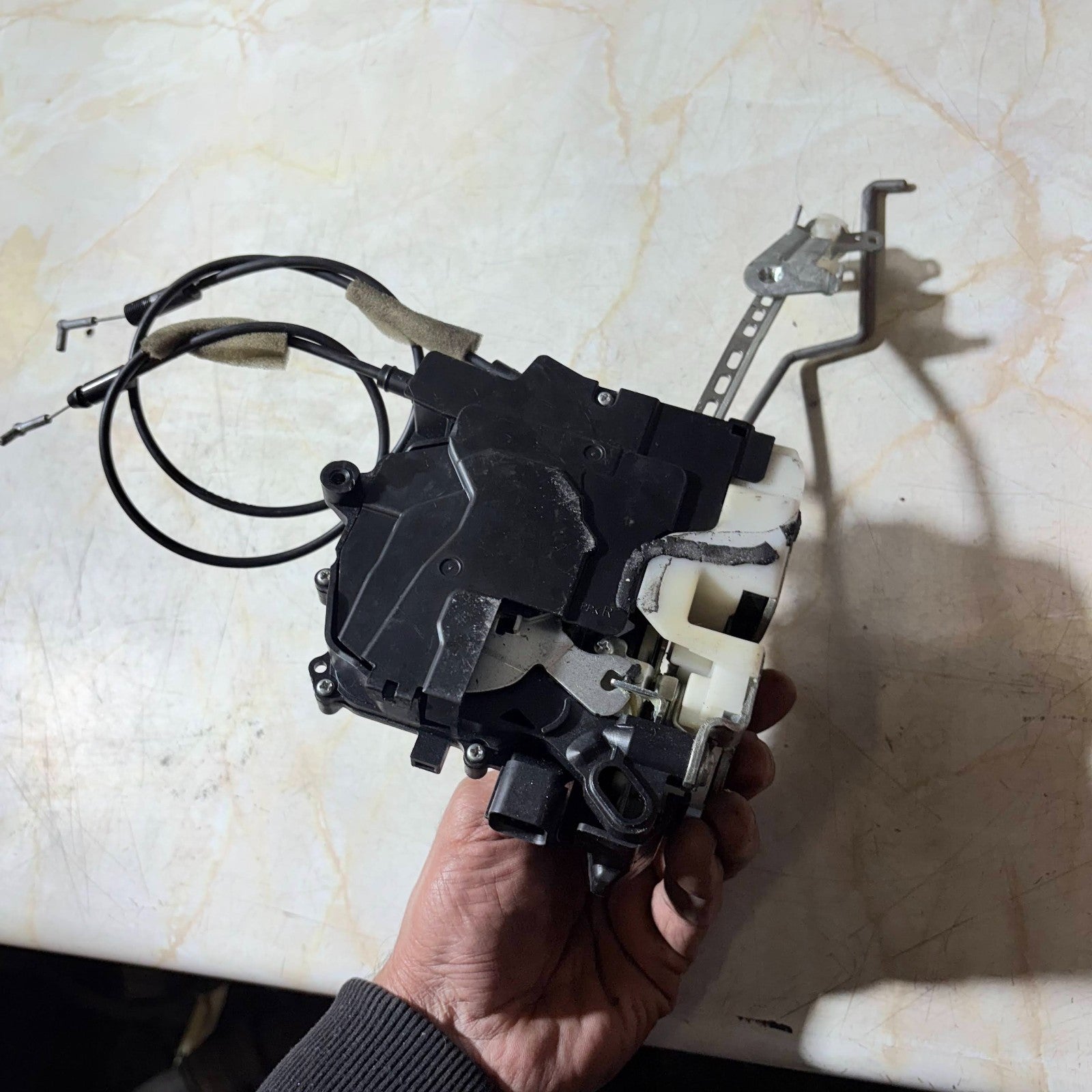 2004 MITSUBISHI OUTLANDER DOOR LOCK DRIVER FRONT RIGHT SIDE