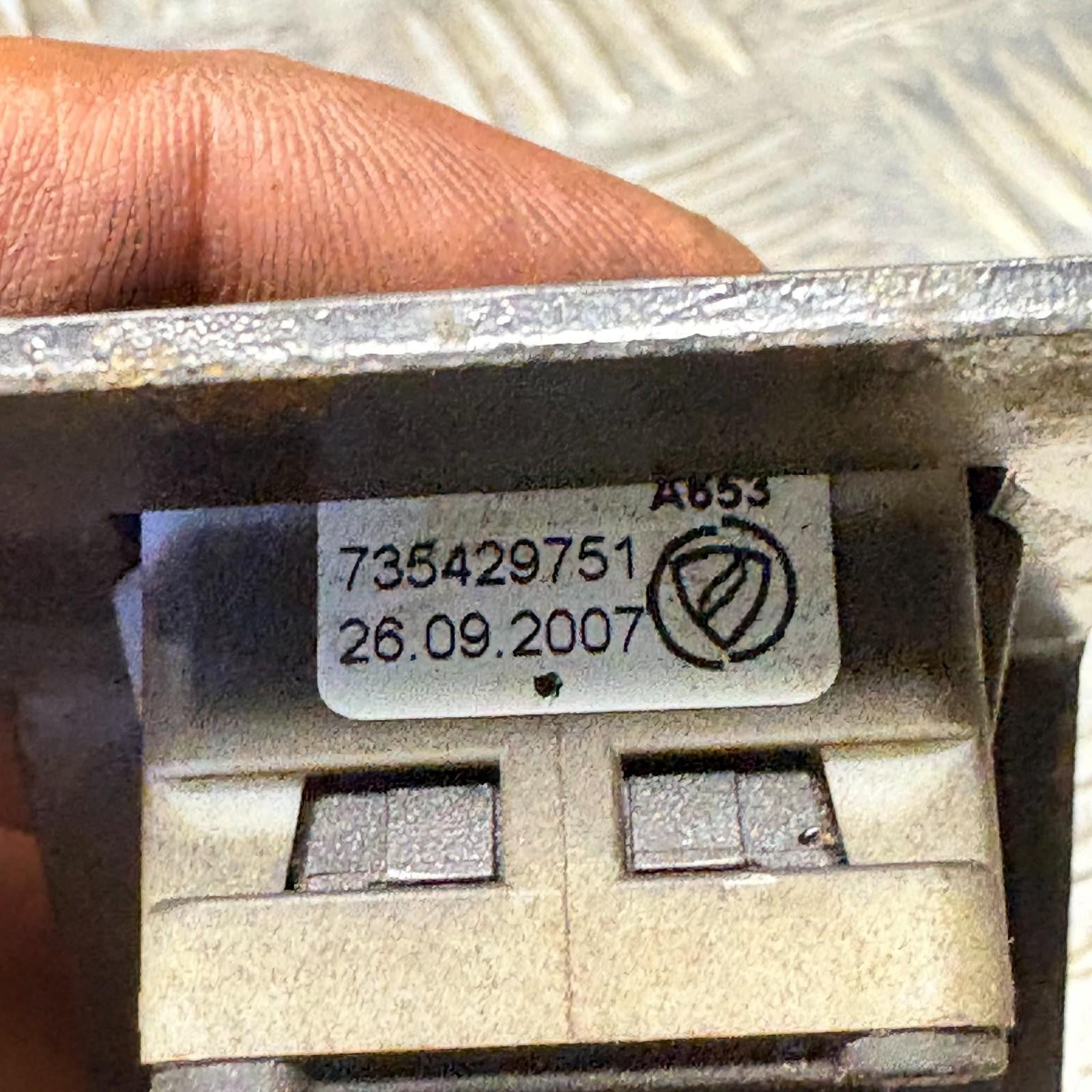 FIAT PUNTO 2008 GLOVE BOX MOUNTED USB PORT 735429751