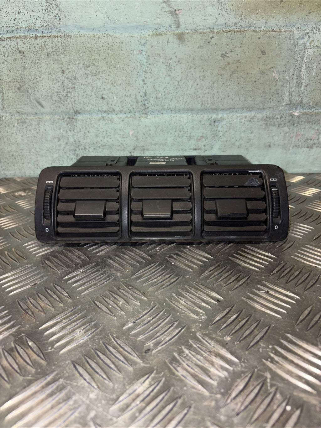 1997-2005 MERCEDES ML320 CLASS W163 DASHBOARD CENTER AIR VENT A1638300054