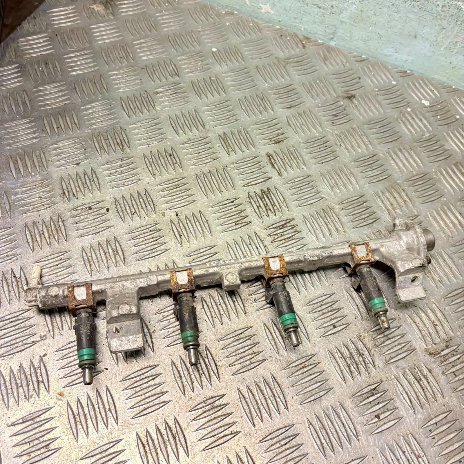 FORD Focus Fusion Fiesta 2005 1.4 PETROL FUEL Rail& INJECTORS 2N1U9F593KA 9F593