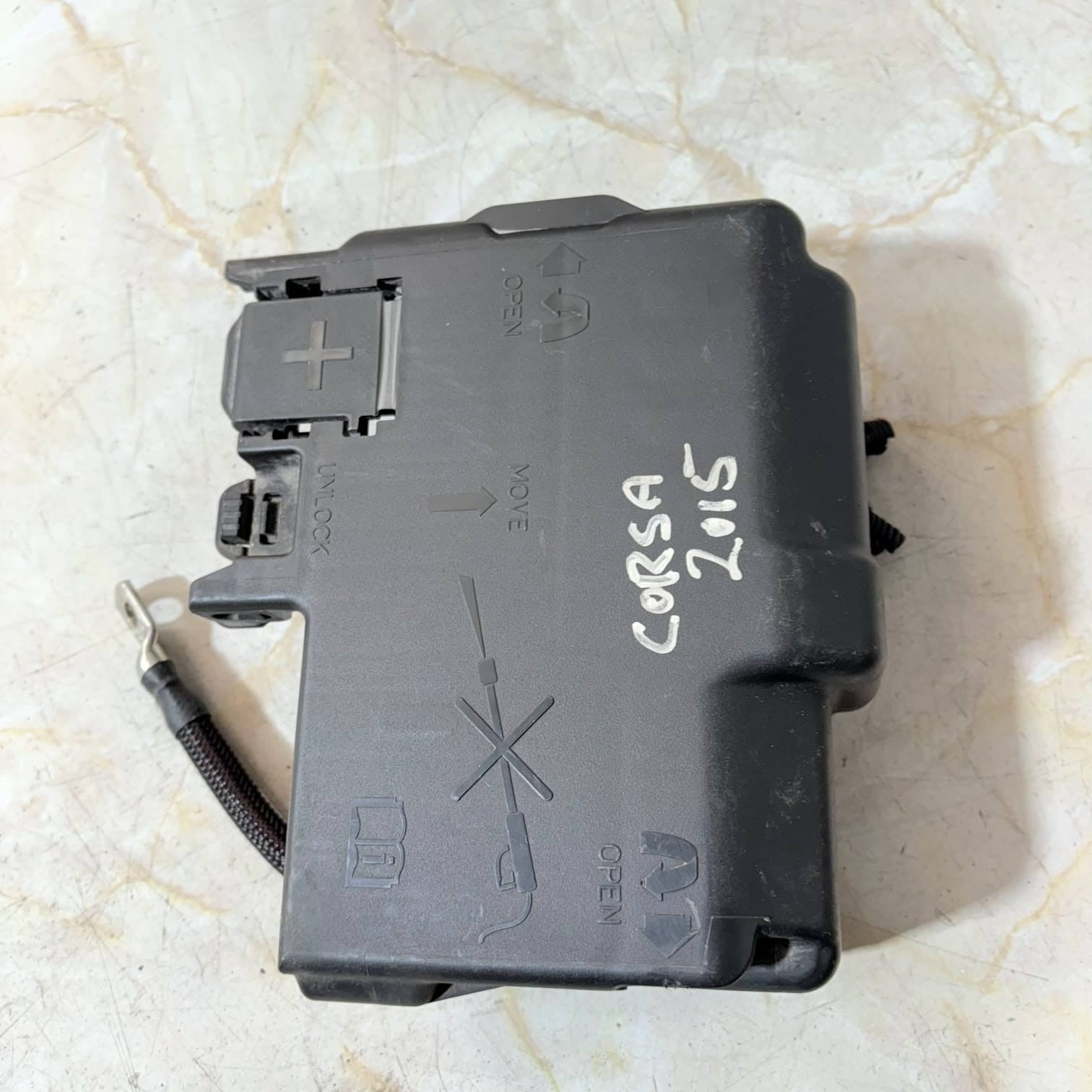 VAUXHALL ADAM BATTERY FUSE BOX 525230582 POWER BOARD 1.4 PETROL A14XEL 2015