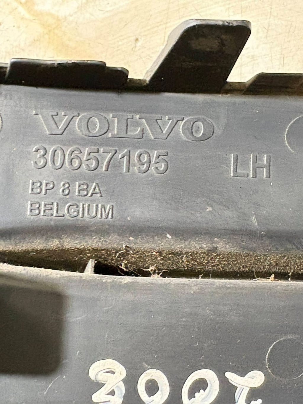 VOLVO C30 MK1 06-09 FRONT PASSENGER FOG LIGHT GRILL SURROUND TRIM 30657195 2008