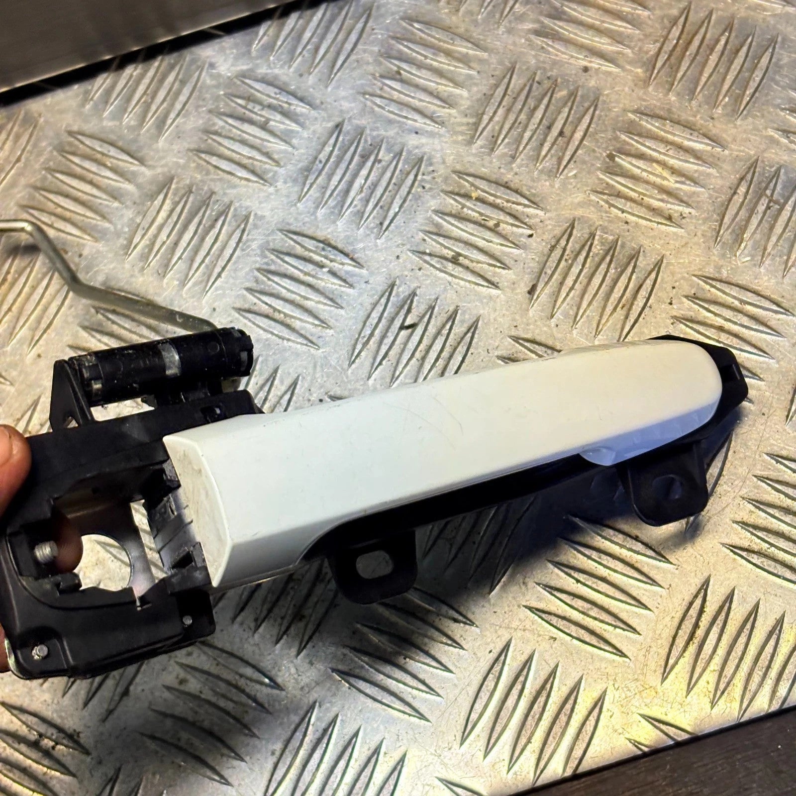 2017 PEUGEOT 108 DRIVER SIDE FRONT EXTERIOR DOOR HANDLE
