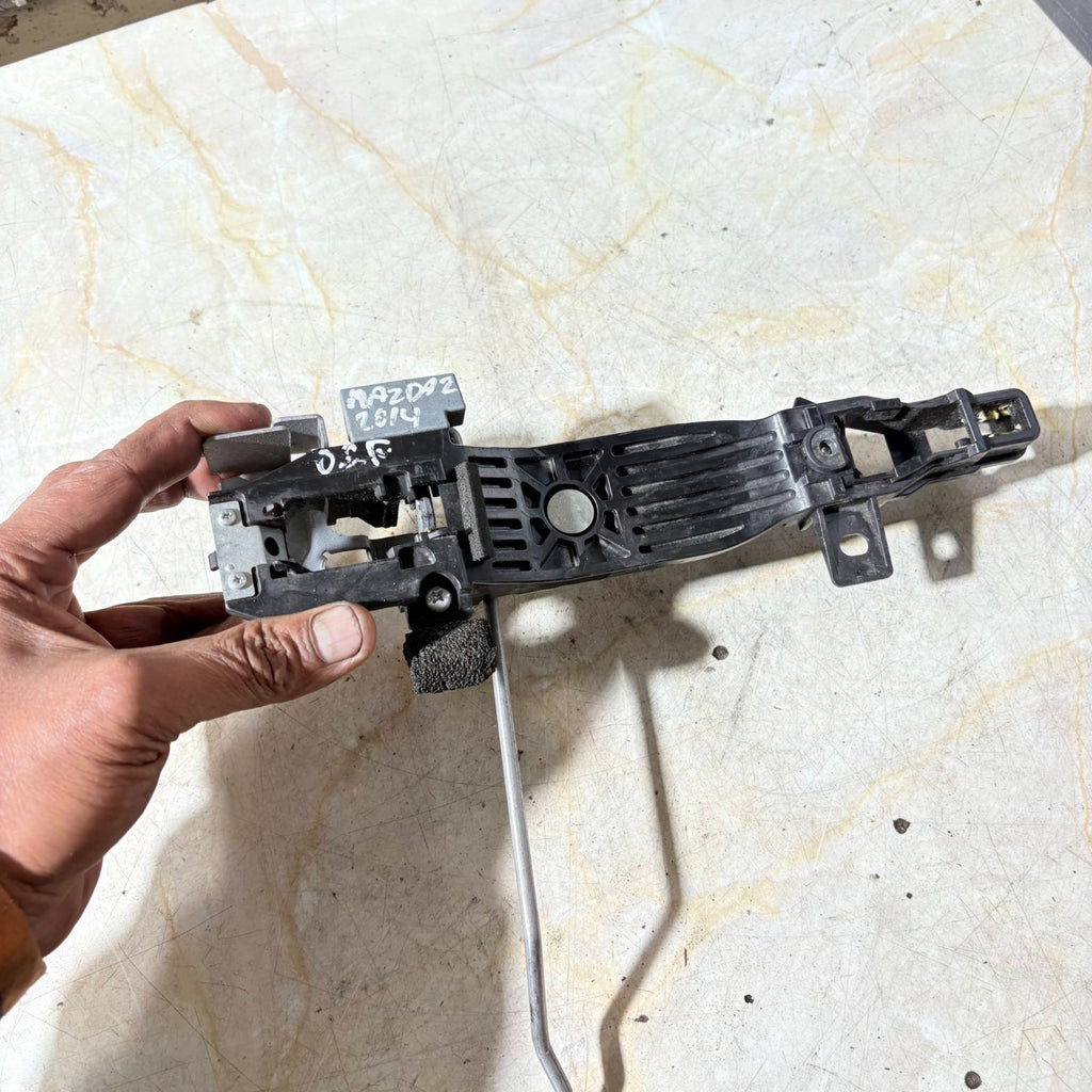 MAZDA 2 2014 DRIVER SIDE FRONT EXTERIOR HANDLE INNER BRACKET