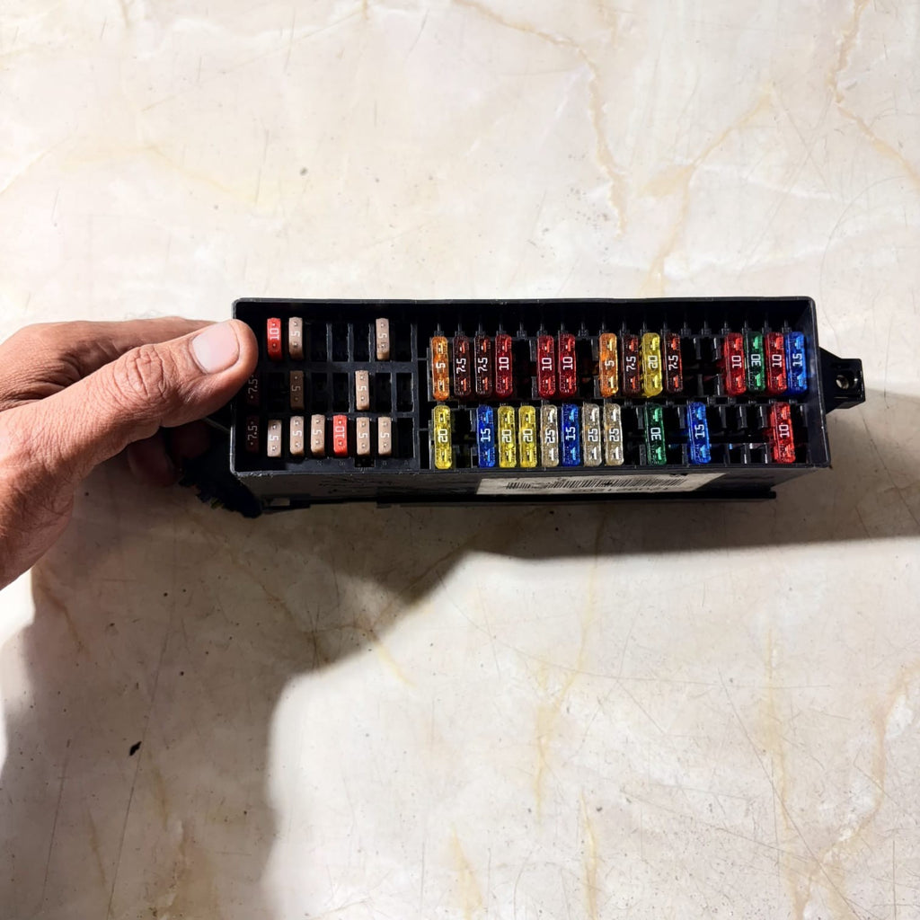 2011 VOLKSWAGEN POLO FUSE BOX 120921205