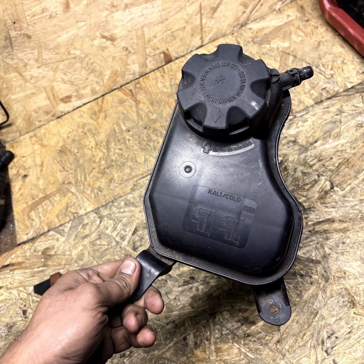 BMW 320i E90 2010 Coolant Expansion Tank Reservoir 17137567462 7567462