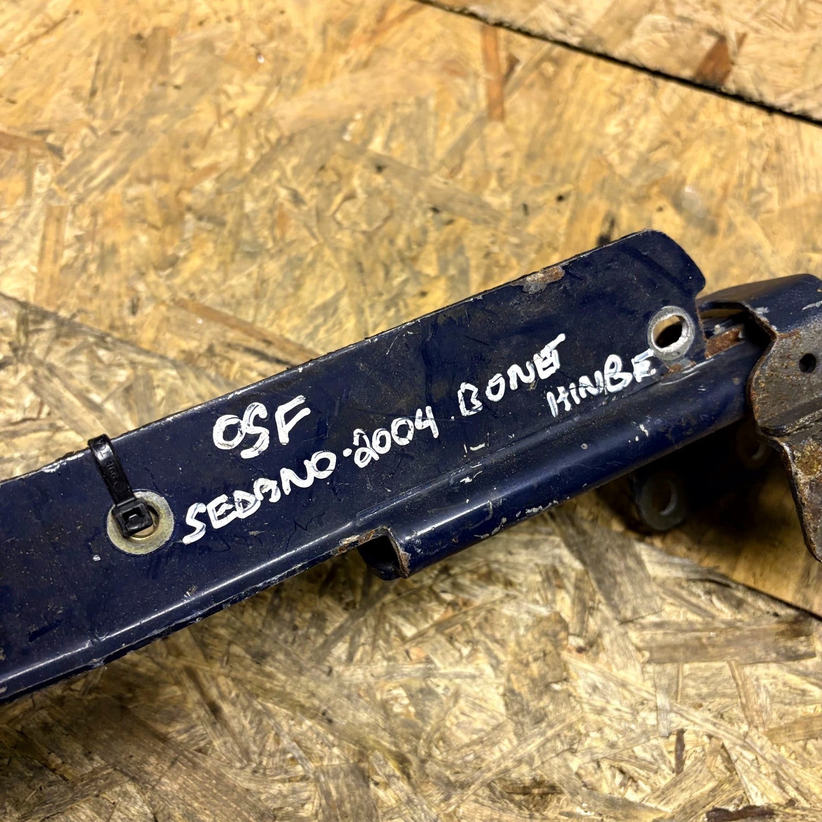 Kia Sedona 2002-2005 Front Right Bonnet Hinge OSF Replacement