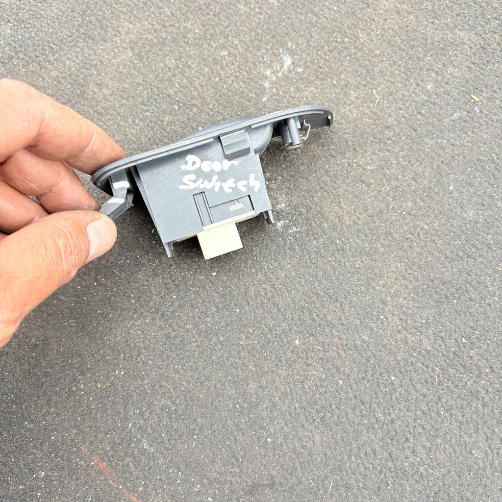 2004-2008 TOYOTA AVENSIS PASSENGER SIDE REAR LEFT WINDOW SWITCH 74272-05020