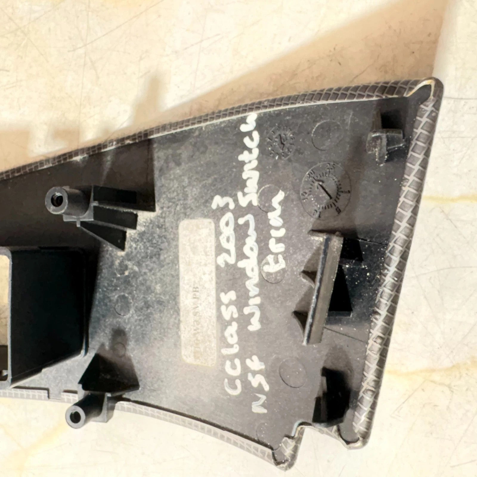 MERCEDES C CLASS 00-08 FRONT PASSENGER LEFT WINDOW SWITCH TRIM