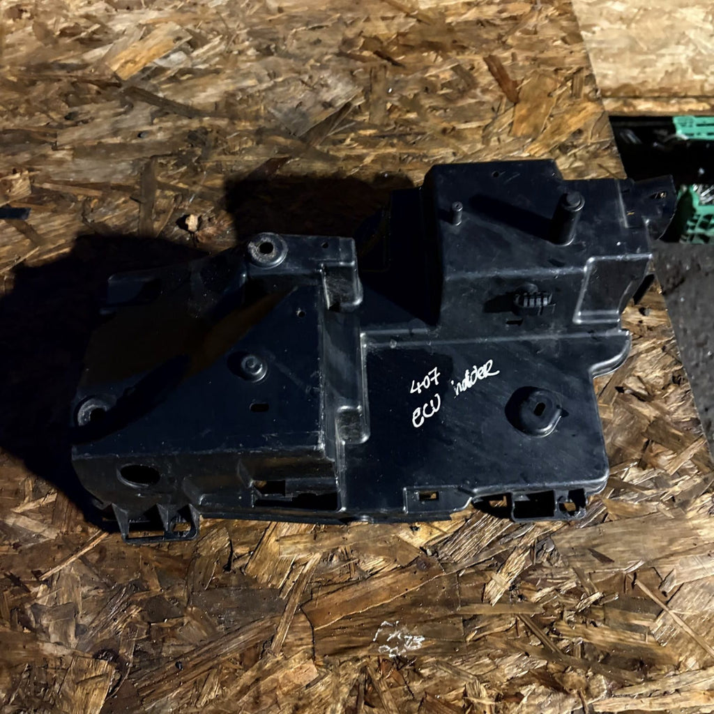 Peugeot 407 SW Estate ECU Fuse Box Holder Tray Engine Bay 96448558 04-11