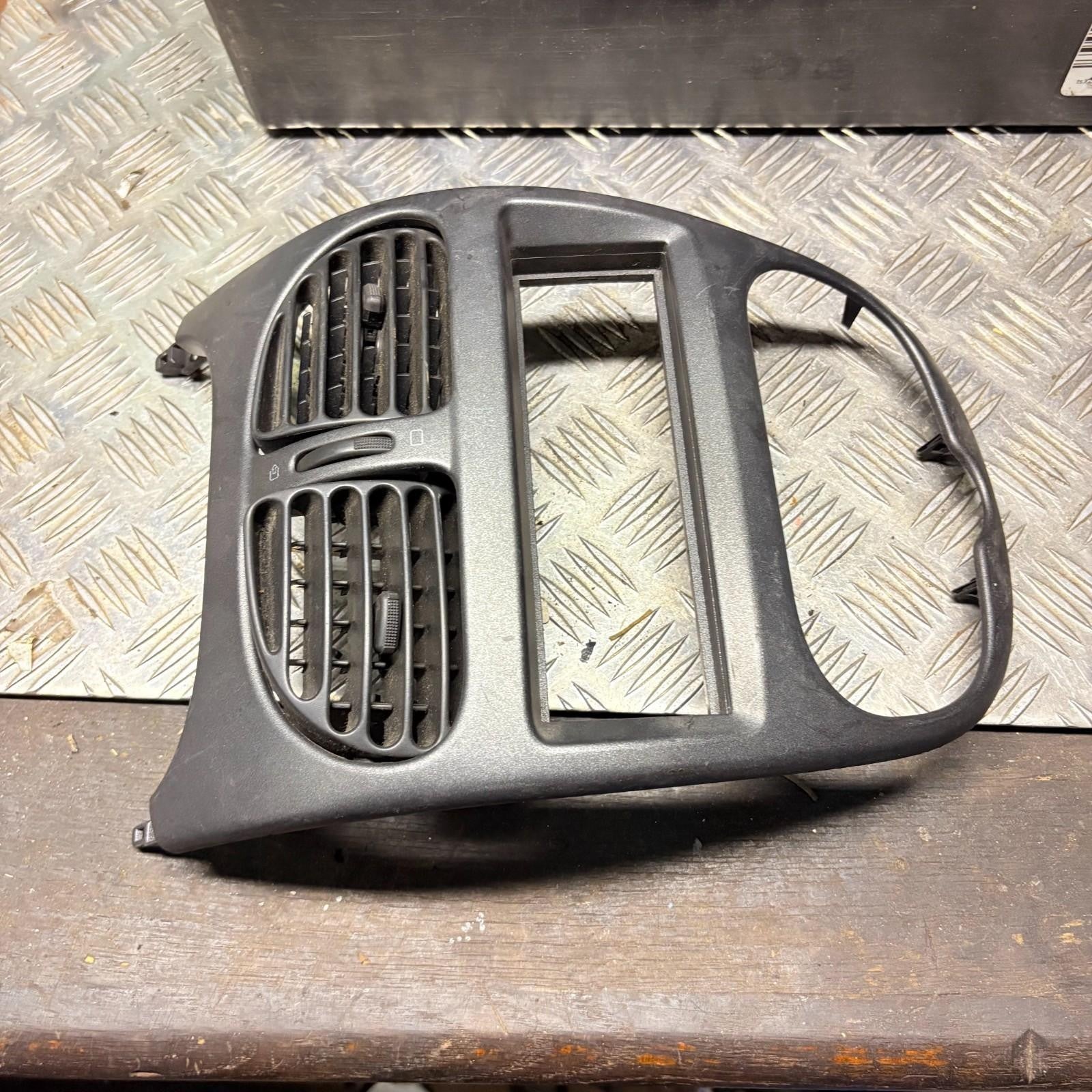 Peugeot 206 Centre Air Vents Radio Surround Trim Console Fascia 1998-2006