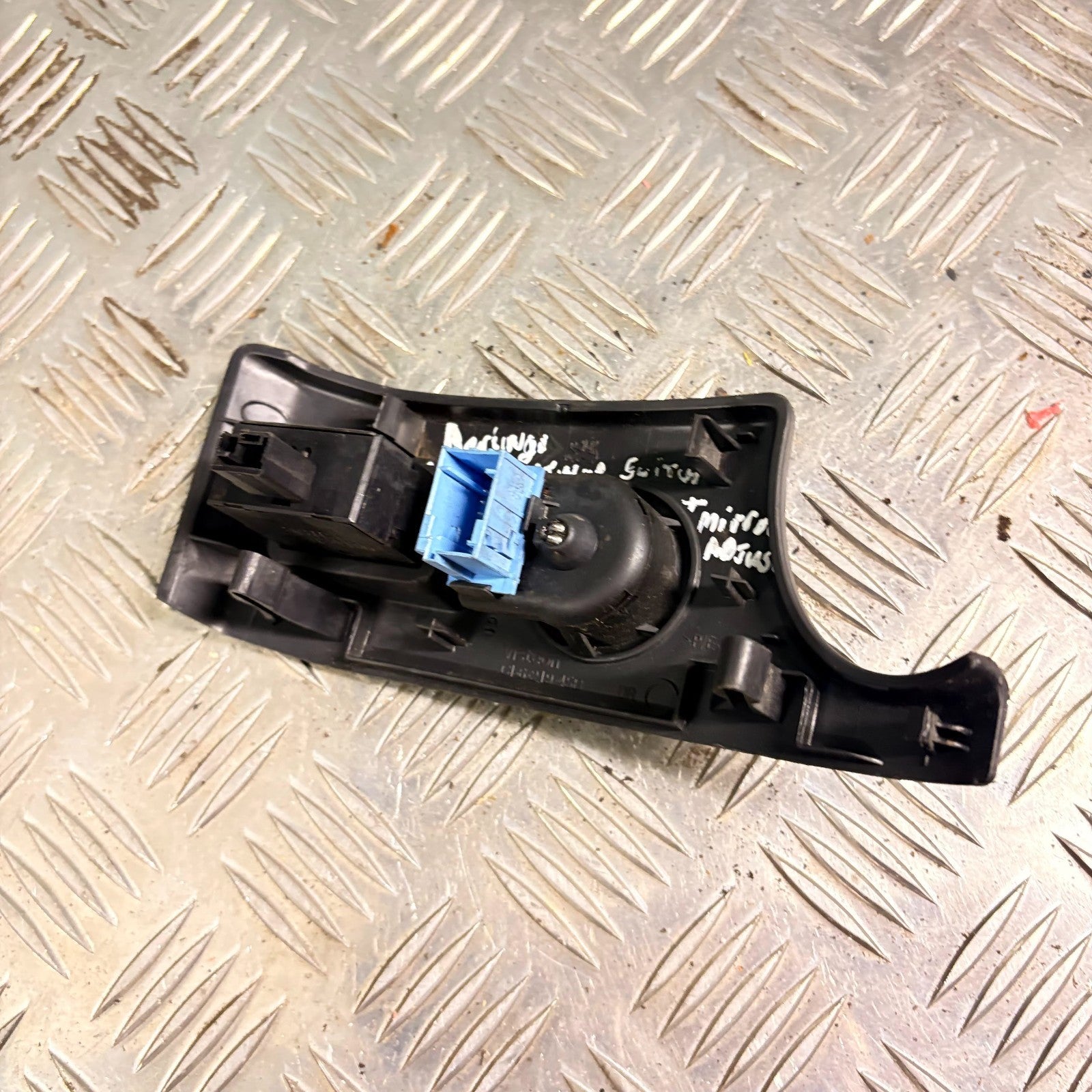 2005 CITROEN BERLINGO WING MIRROR AND HEADLIGHT ADJUSTER SWITCH