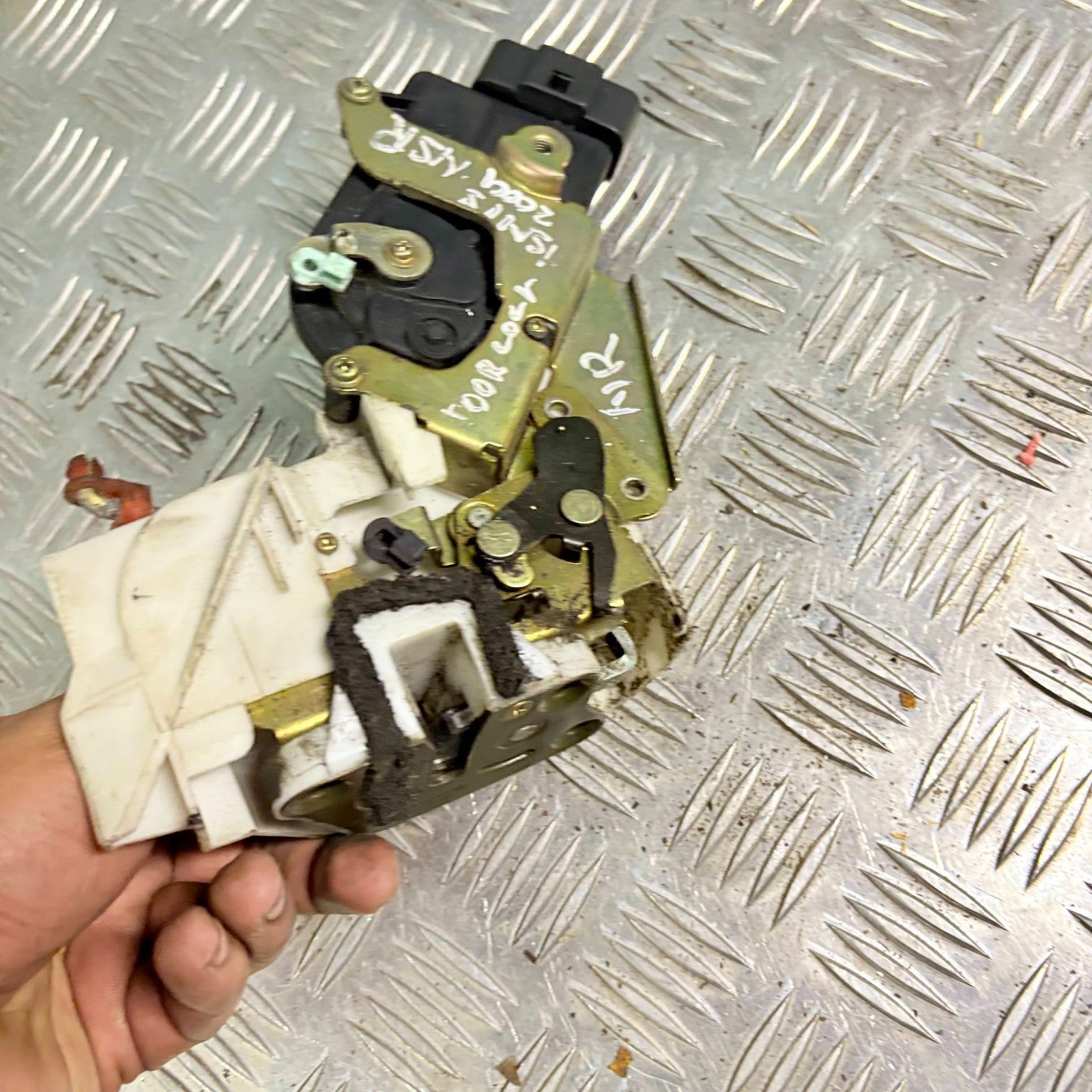 SUZUKI IGNIS 2004 REAR LEFT DOOR LOCK CATCH MECHANISM