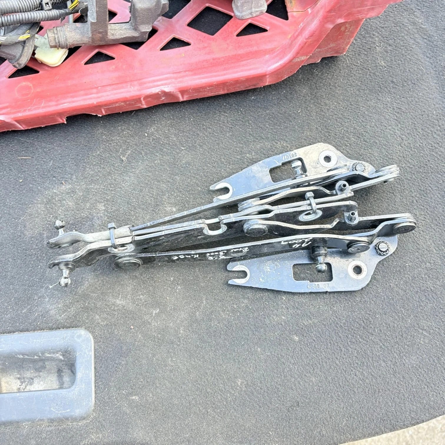 Audi A4 B6/B7 2002-08 Seat Exeo 2009-14 Rear Boot Lid Hinge Pair 8E5827301G/302G