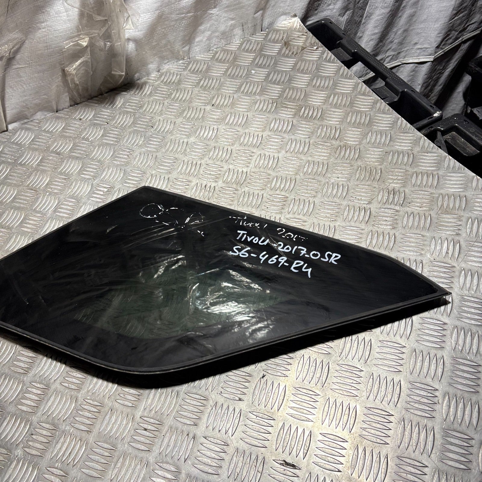 2016-2019 SSANGYONG TIVOLI Quarter Window Glass Rear Right Side