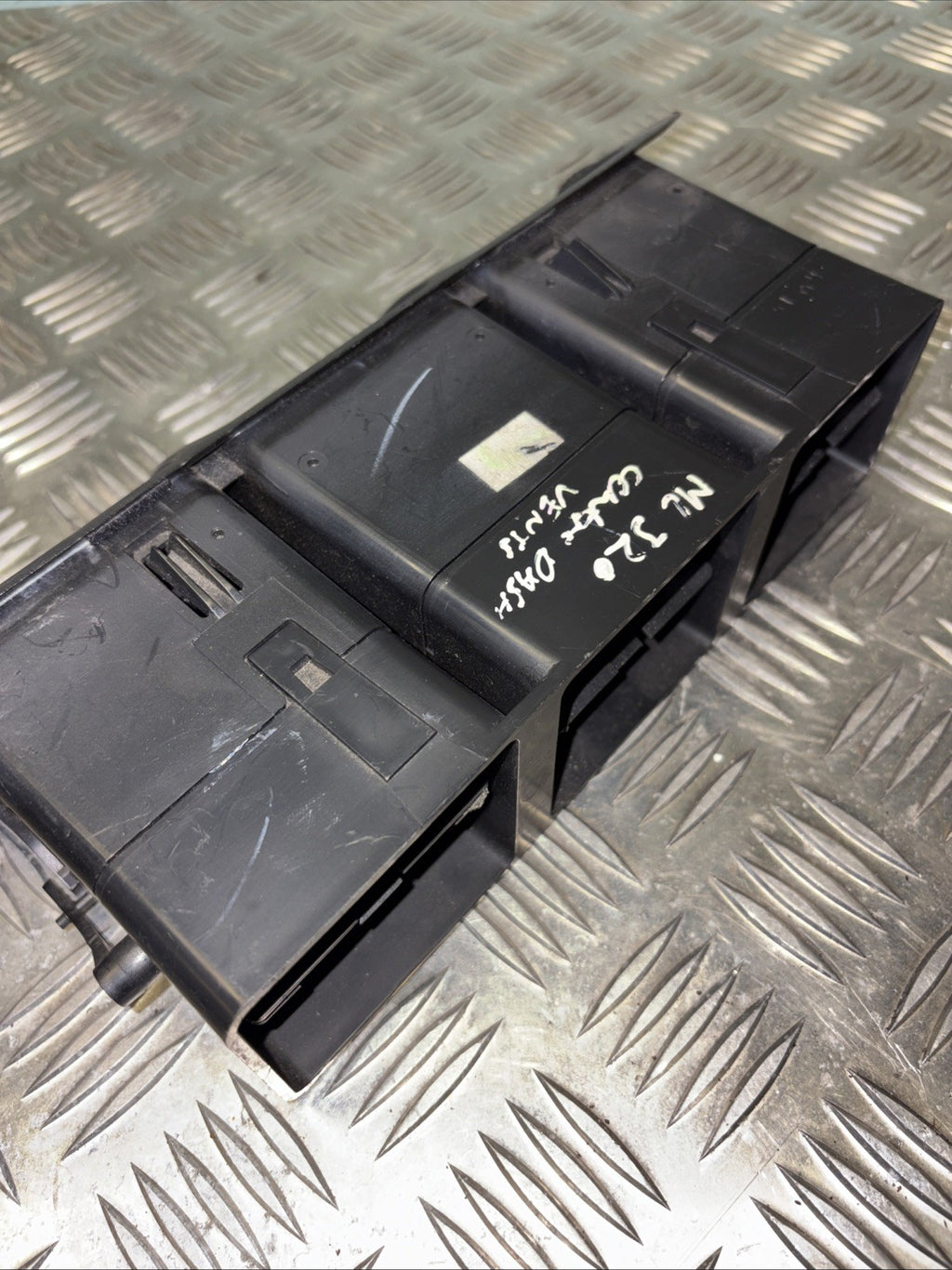 1997-2005 MERCEDES ML320 CLASS W163 DASHBOARD CENTER AIR VENT A1638300054