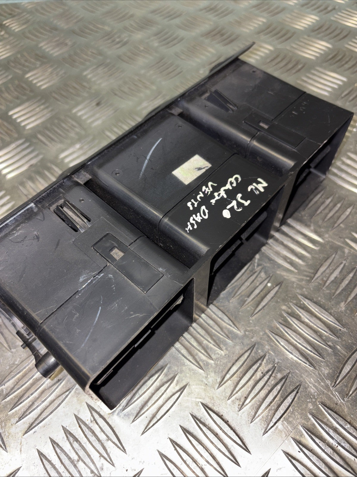 1997-2005 MERCEDES ML320 CLASS W163 DASHBOARD CENTER AIR VENT A1638300054