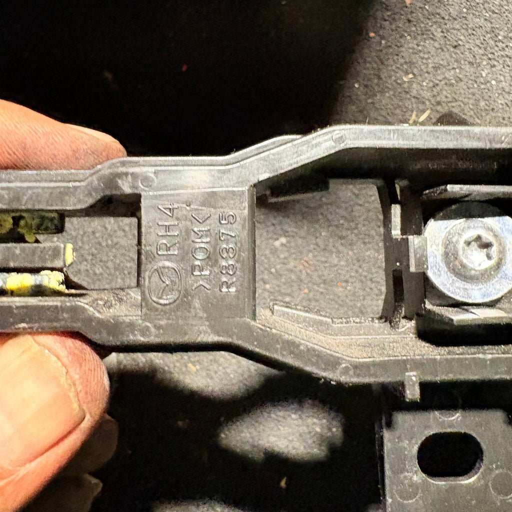 MAZDA 2 2014 DRIVER SIDE REAR EXTERIOR HANDLE INNER BRACKET R8375