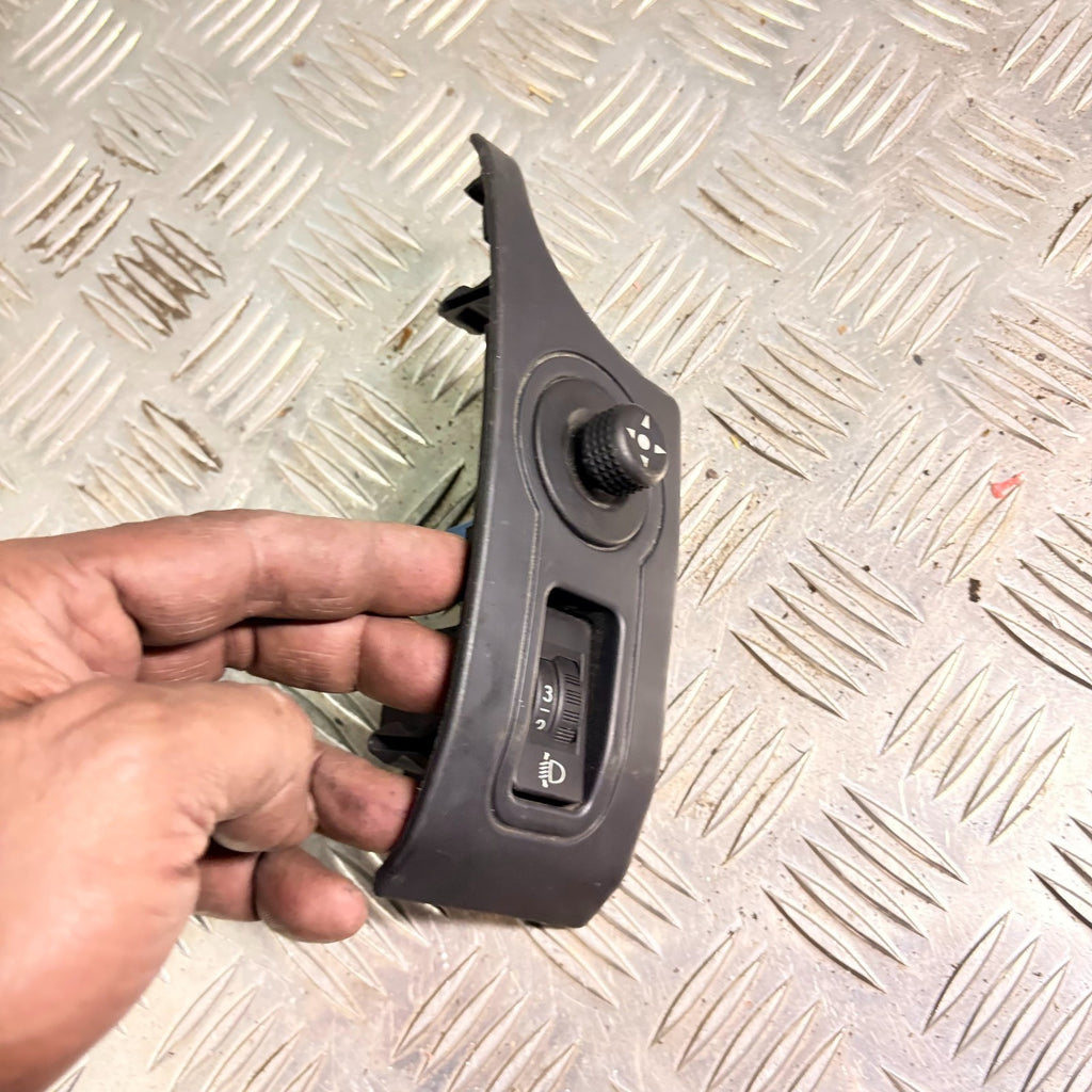 2005 CITROEN BERLINGO WING MIRROR AND HEADLIGHT ADJUSTER SWITCH