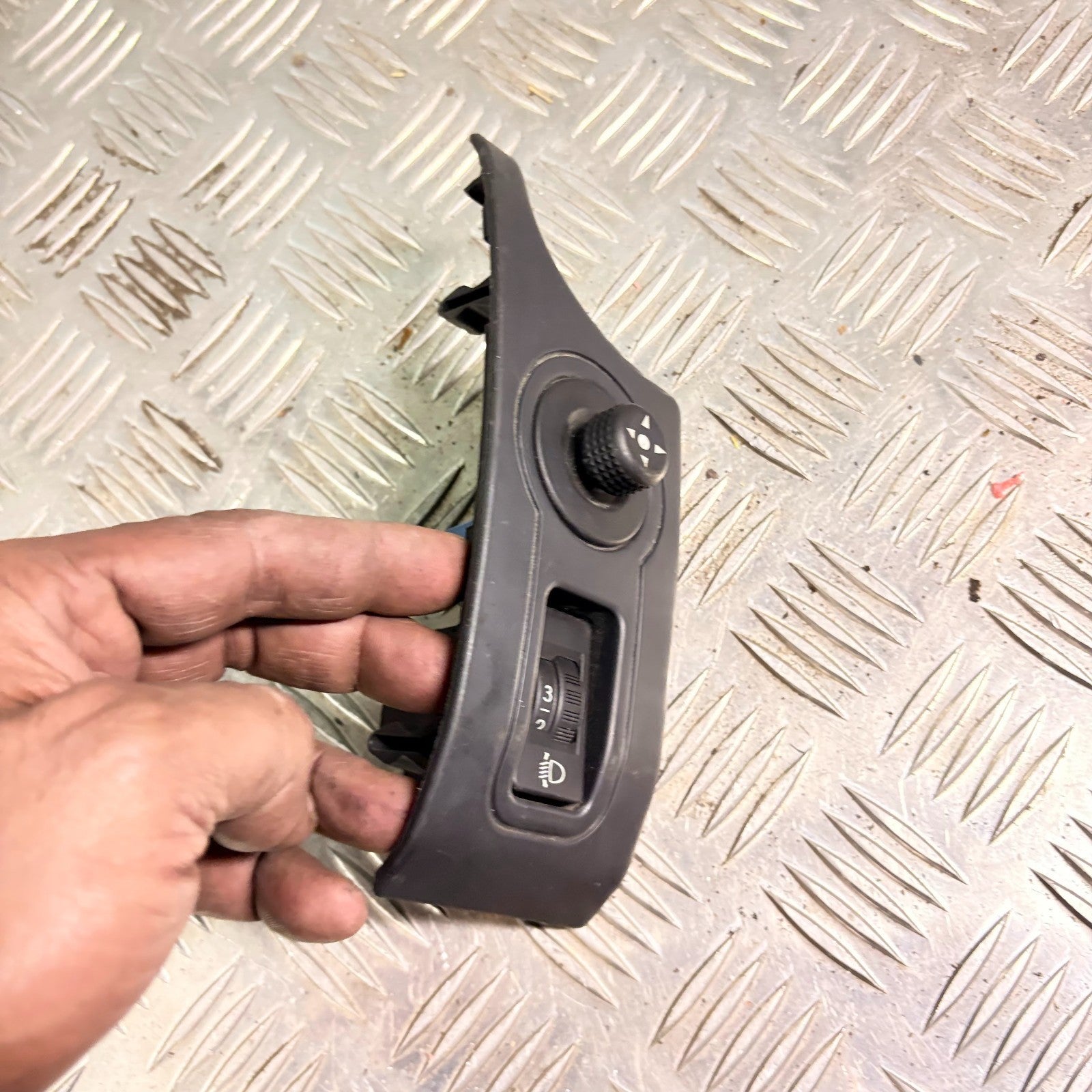 2005 CITROEN BERLINGO WING MIRROR AND HEADLIGHT ADJUSTER SWITCH