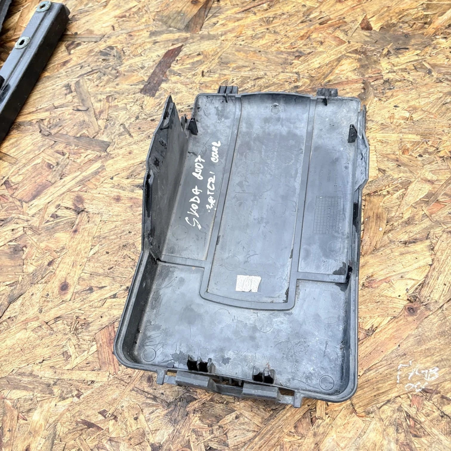 VW Golf Plus 1K Mk5 Battery Cover Lid 1K0915443C 2007