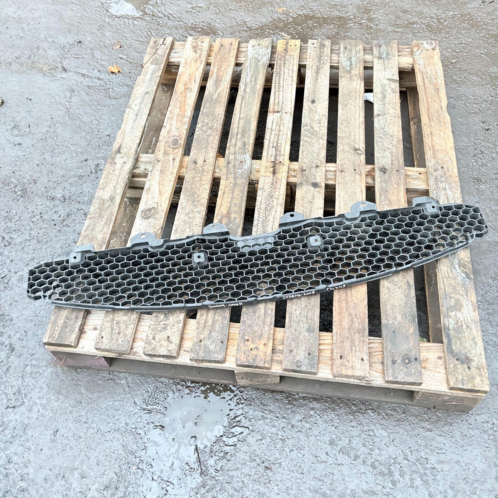 KIA Carens mk2 II 2008 Front bumper lower grill 865611D010
