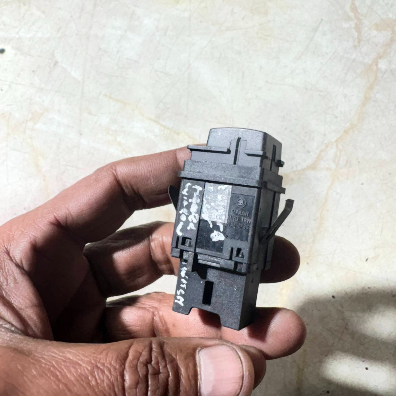 Skoda Superb Mk1 2001?2008 Heated Rear Window Demister Switch 3U0959621A
