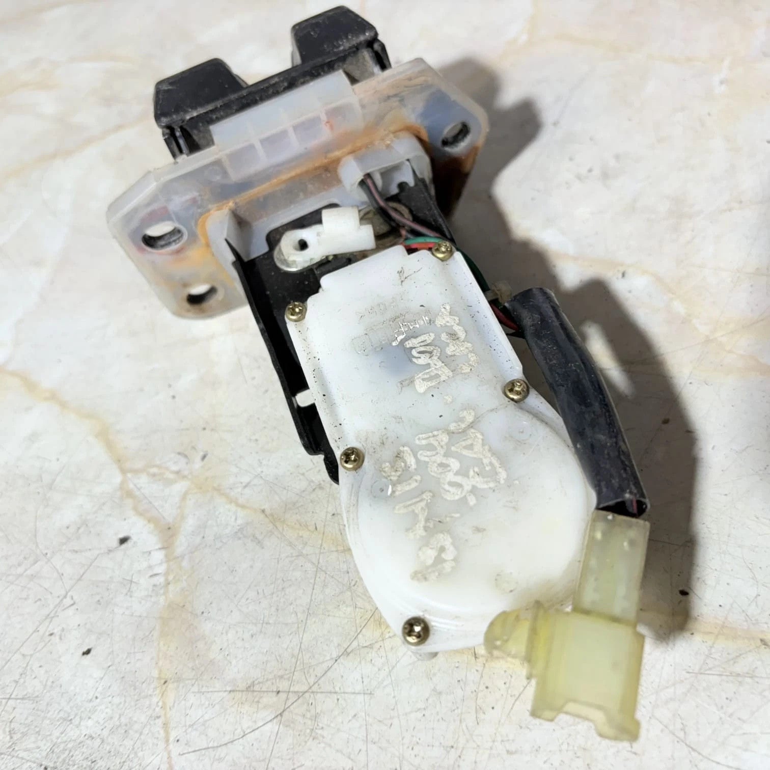 Suzuki Ignis Tailgate door central locking catch (2004) 194966635473