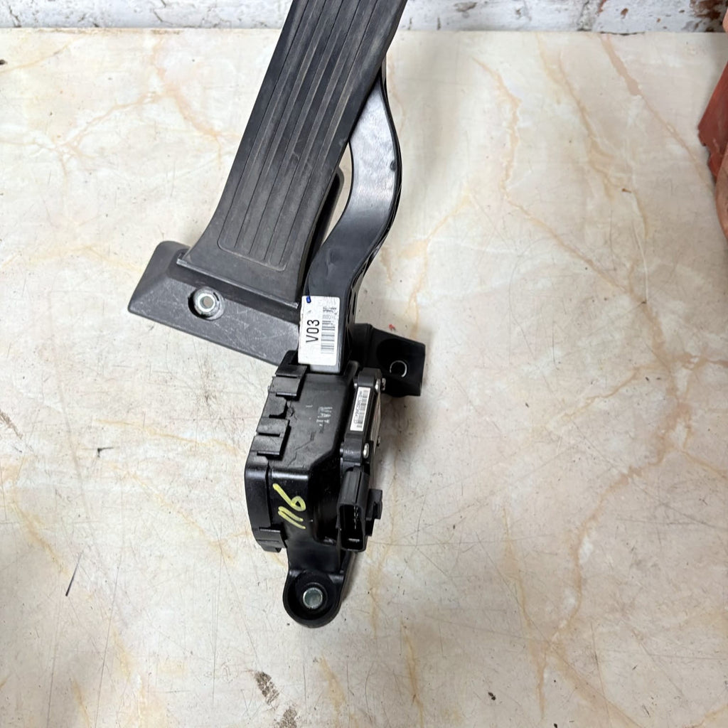 HYUNDAI I40 ACCELERATOR THROTTLE PEDAL 32727-2T900