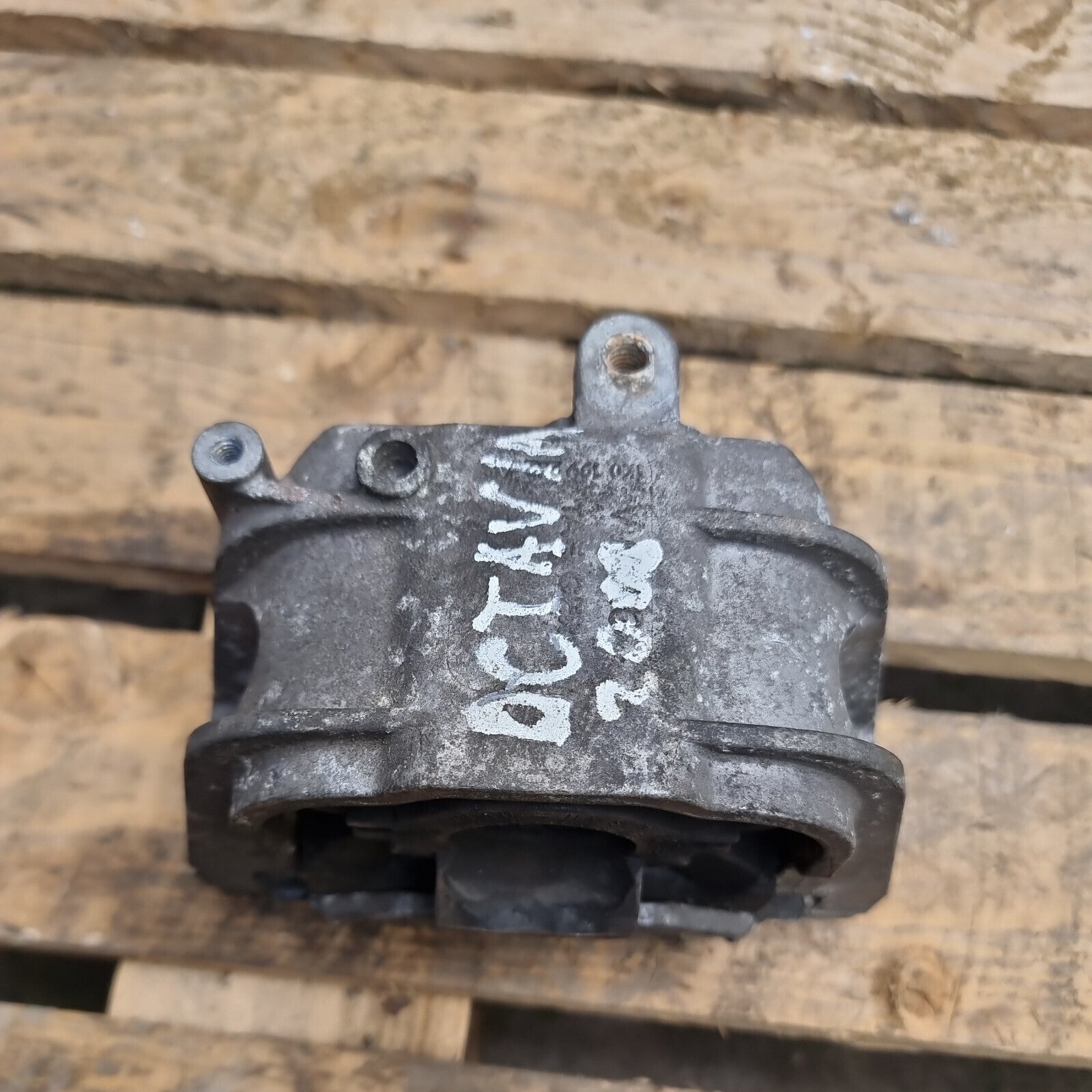 Skoda Octavia 2004-2011-Driver Right Side Engine Mount-1K0199262 (A89)