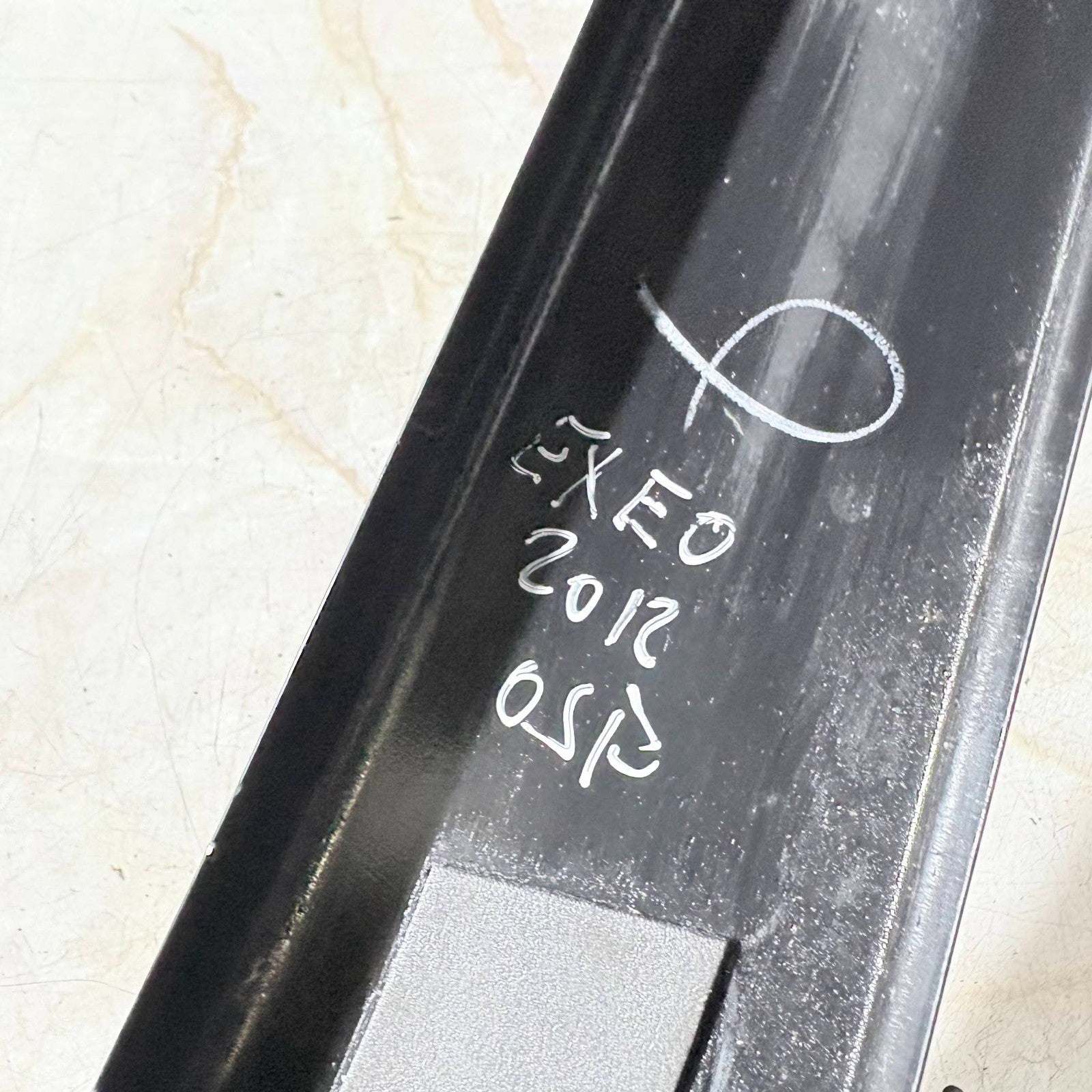 2012 SEAT EXEO DRIVERS SIDE FRONT EXTERIOR DOOR PILLAR TRIM 8E0853290D