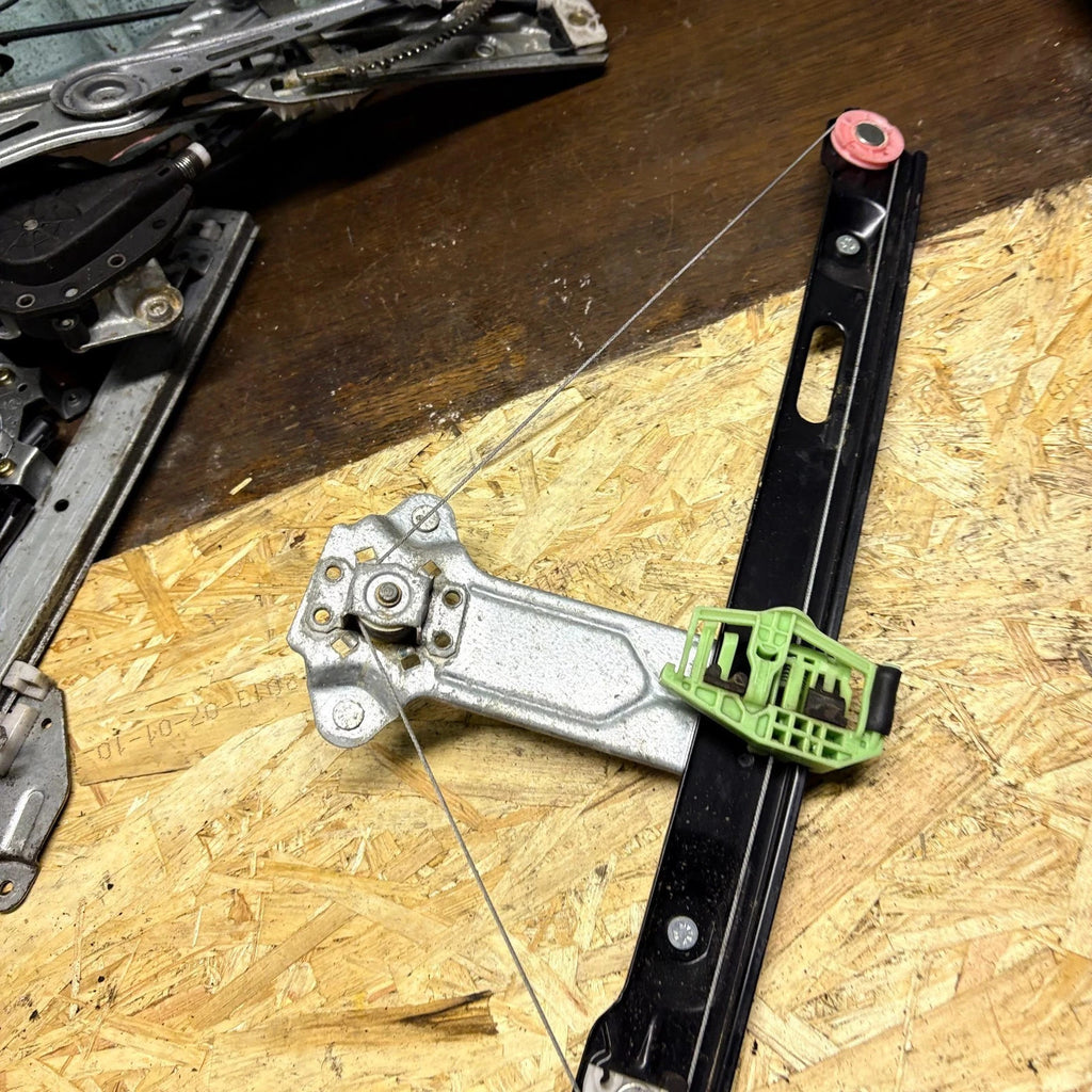 BMW 1 Series E87 Rear Left Manual Crank Window Regulator 5 Door 51347067799
