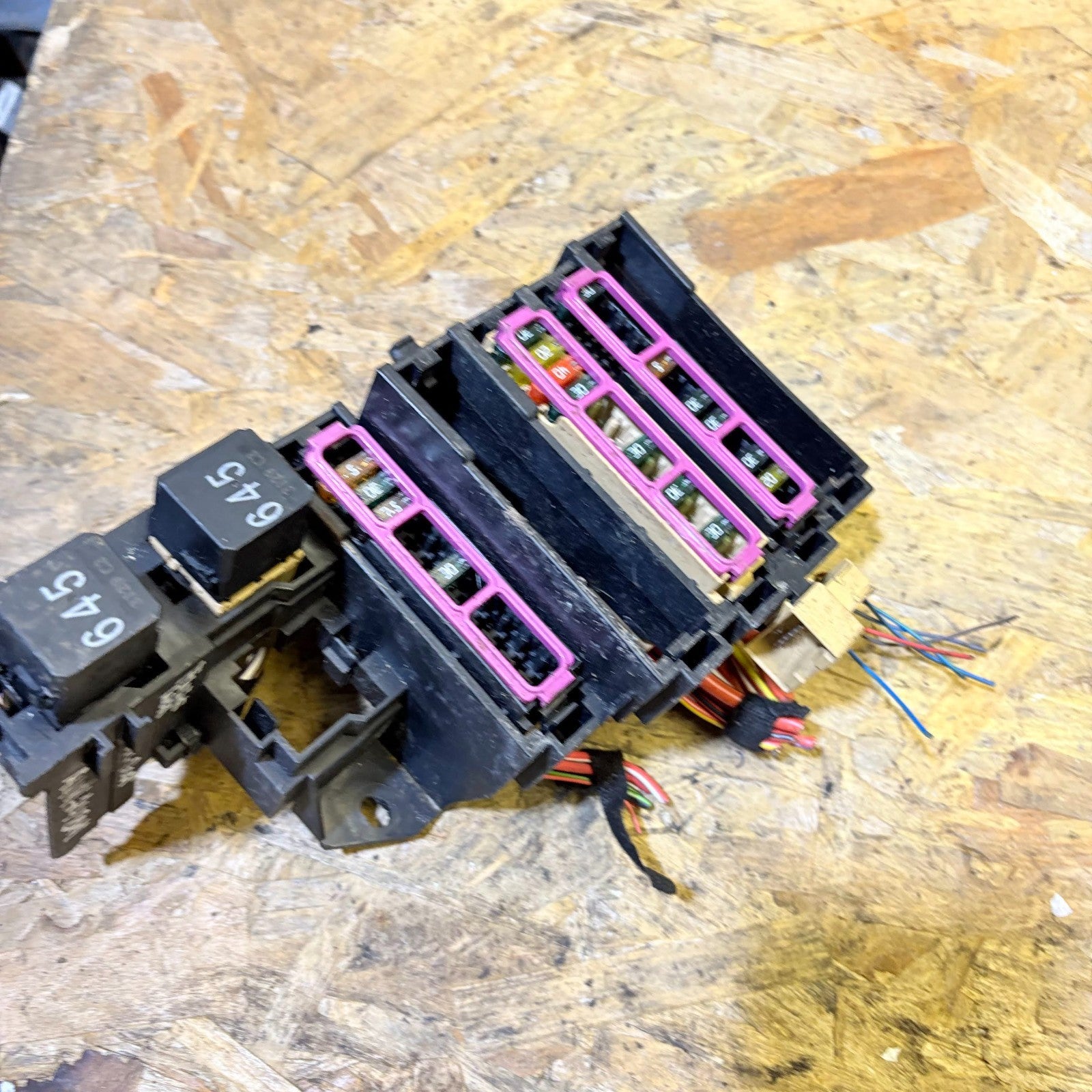 AUDI A4 B9 8W 2015-2019 REAR BOOT FUSE RELAY BOX BOARD CARRIER CUT WIRE