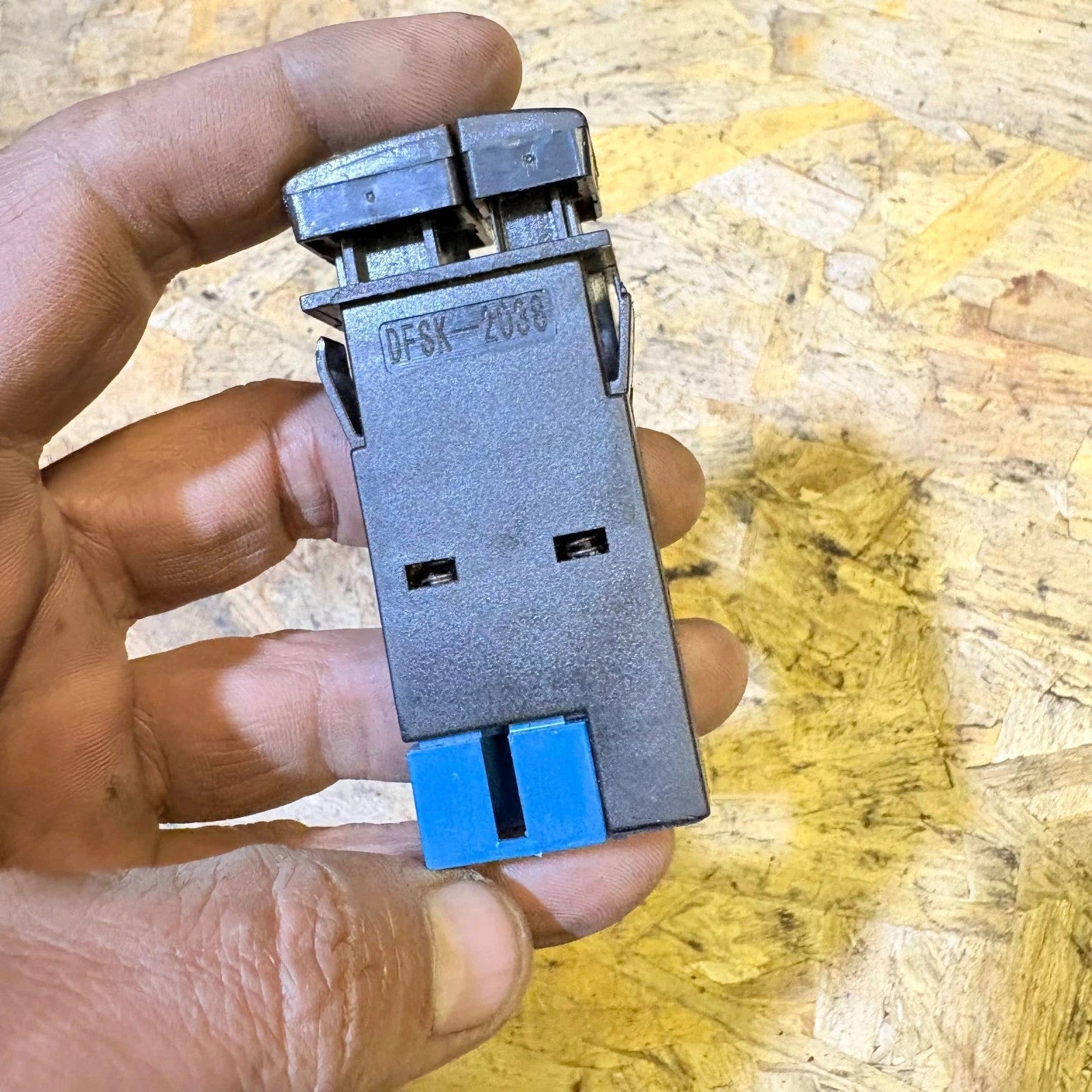 DFSK Loadhopper Fog Switch DFSK-2038 Van/Pickup up to 2014 & 2015+ K01H 2019+