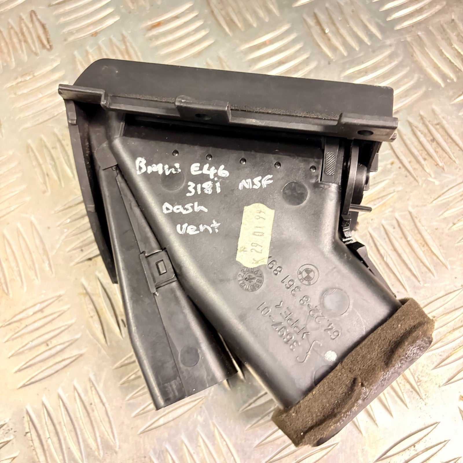 BMW E46 3 SERIES 318i PASSENGER FRONT LEFT DASHBOARD AIR VENT 8361897