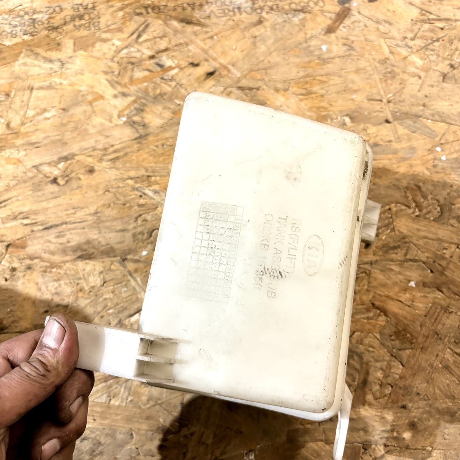 KIA CARENS RS 2.0 CRDi Coolant Expansion Tank OK2KB-15350 0K2KB-15350 83kw 2004
