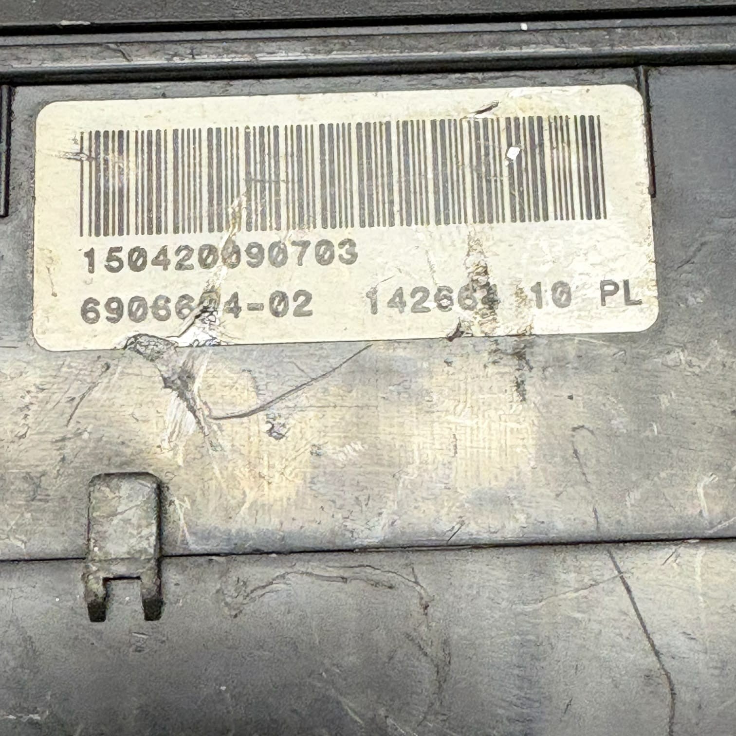 MINI COOPER ONE R50 2003 EXTERNAL UNDER BONNET ENGINE BAY FUSE BOX 142664