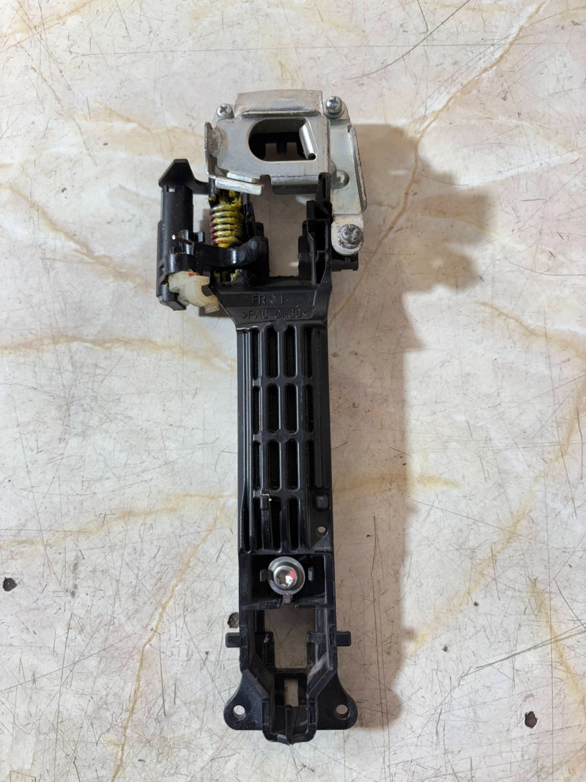 TOYOTA AURIS 2006-2012 OSF FRONT RIGHT SIDE DOOR HANDLE BRACKET