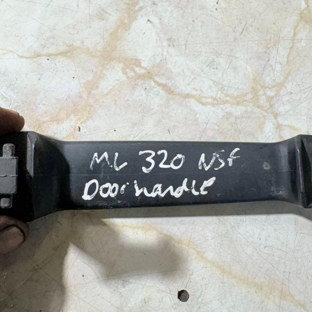 MERCEDES ML 320 EXTERNAL DOOR HANDLE PASSENGER FRONT LEFT SIDE
